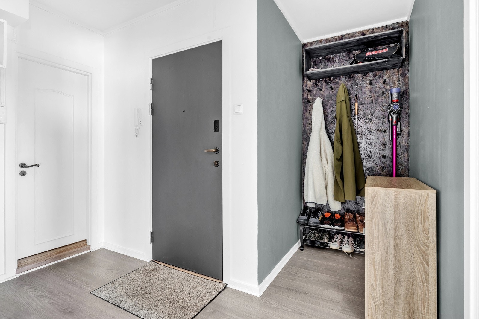 Lys og hyggelig entré med plass til ytterbekledningen. Galleribilde