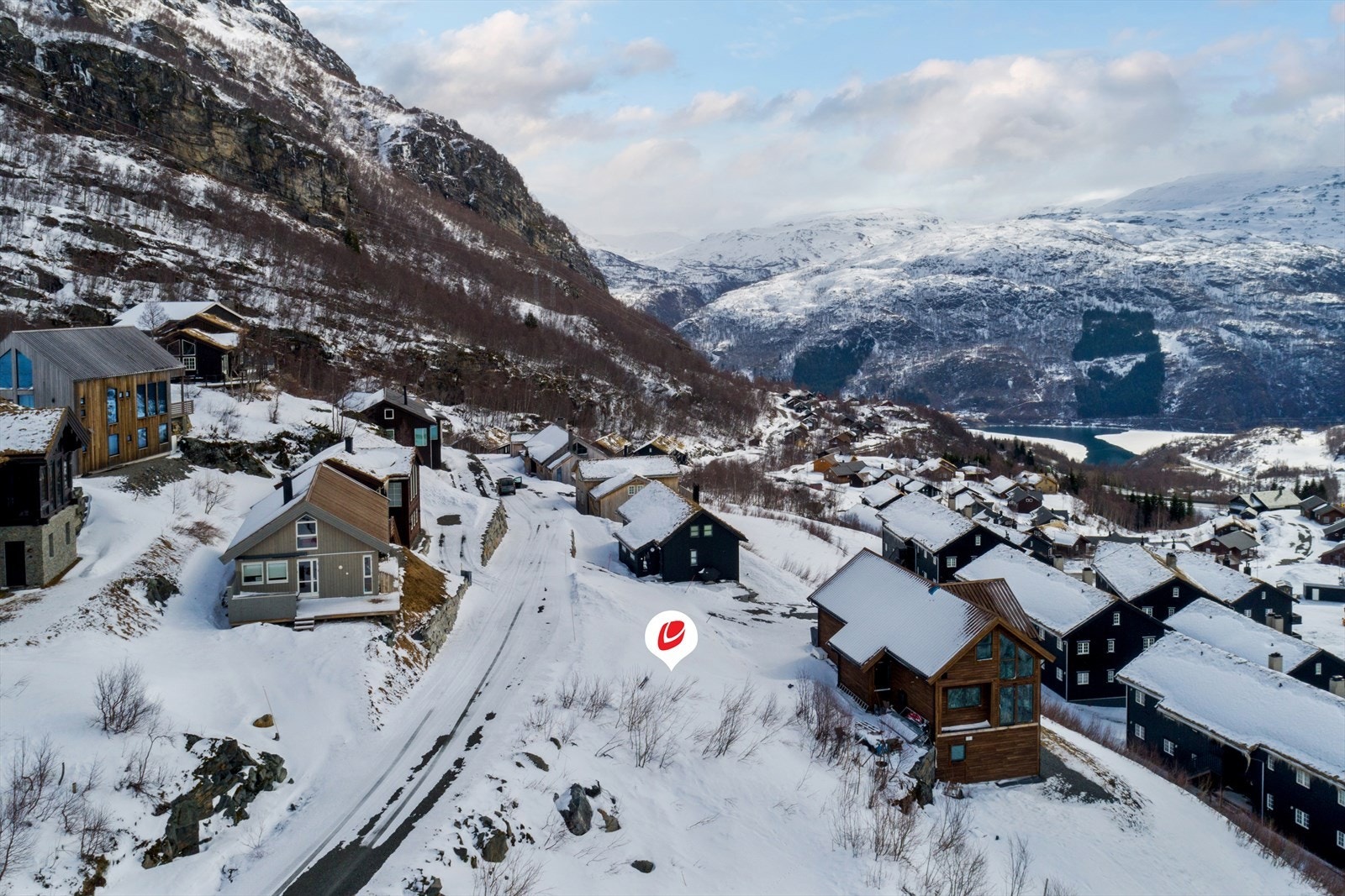 Lett skrånet tomt beliggende i et etablert hyttefelt. Galleribilde