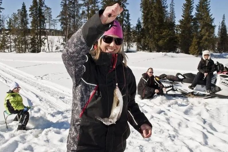 Från byalaget, vinterfiske Galleribilde