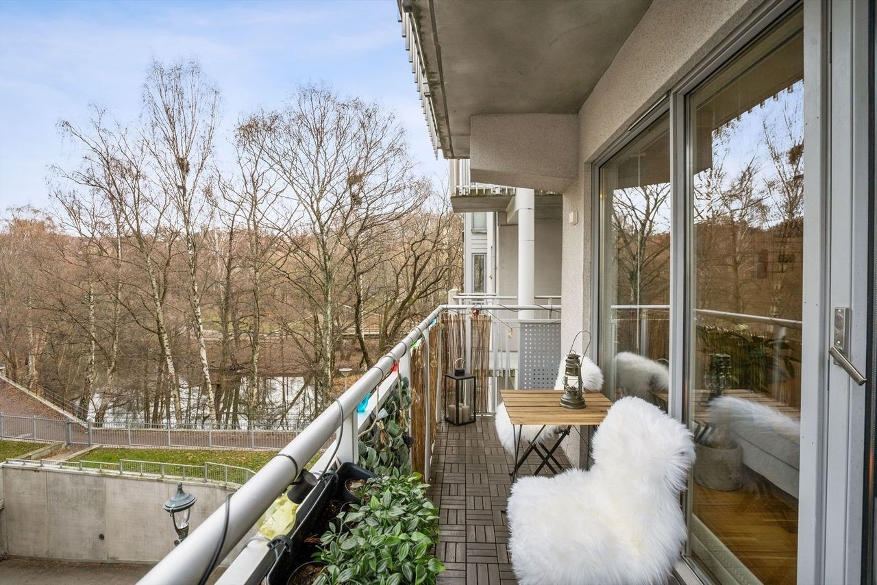 Fra balkongen har man utsikt mot Akerselva. Galleribilde
