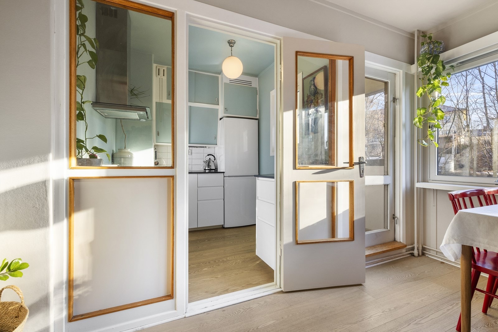 Det har vært solgt lignende leiligheter i borettslaget hvor kjøkken er flyttet ut i stuen, slik at leiligheten kan omgjøres til en 2-roms/ ha separat sovealkove. Galleribilde