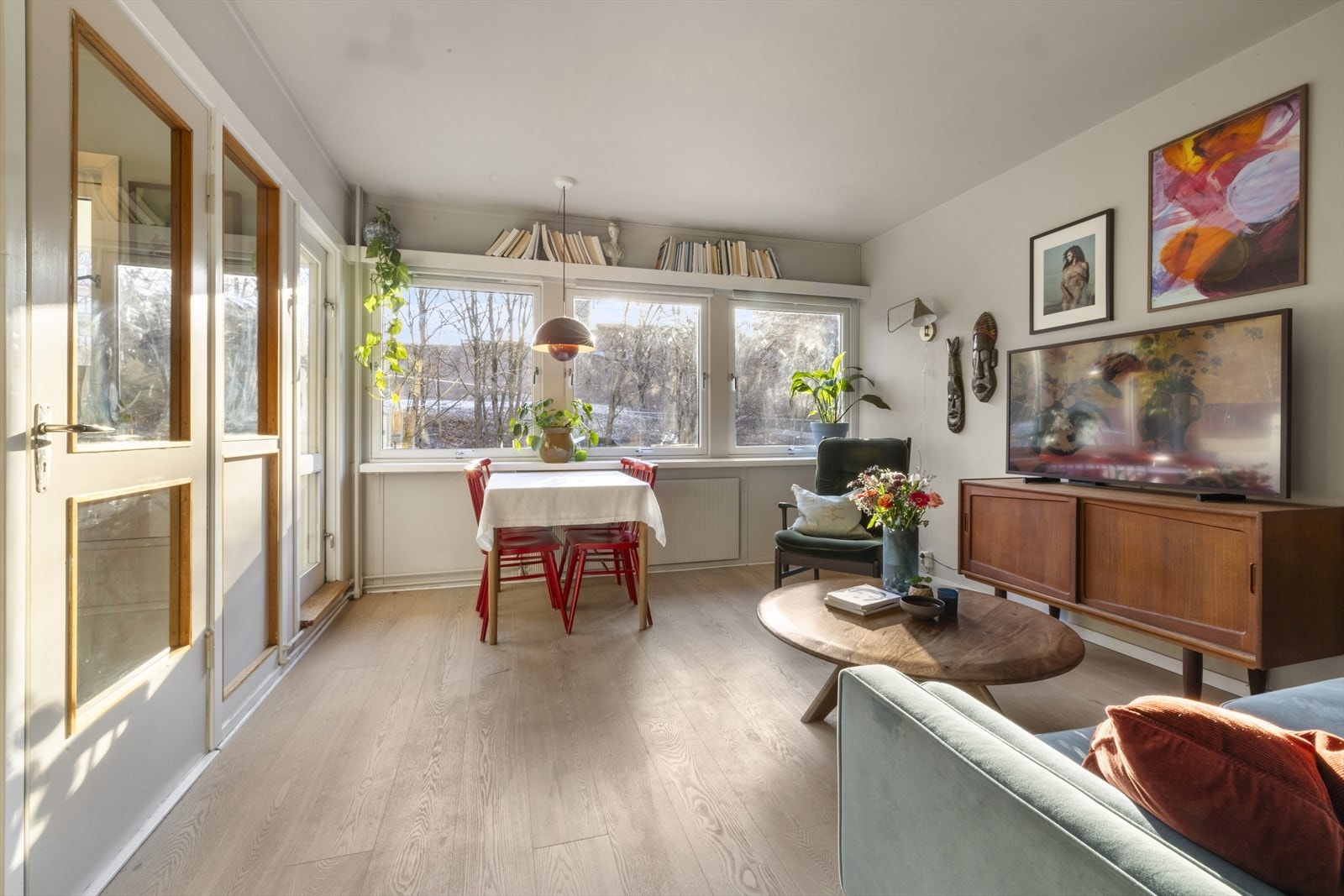 Boligen er godt tilpasset sosialt liv. Selger: Hadde 20 stykker her i bursdagsselskap i sommer og det gikk helt fint. Galleribilde