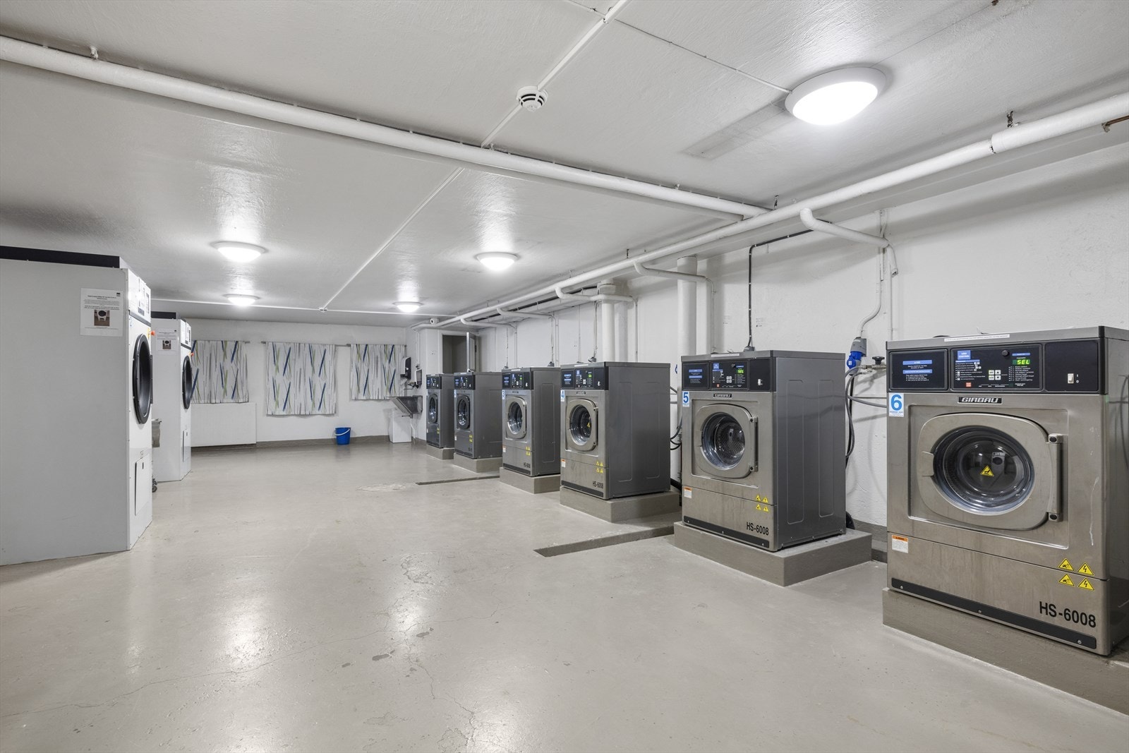 I fellesvaskeriet er det vaskemaskiner, tørketromler og sentrifuge. Galleribilde
