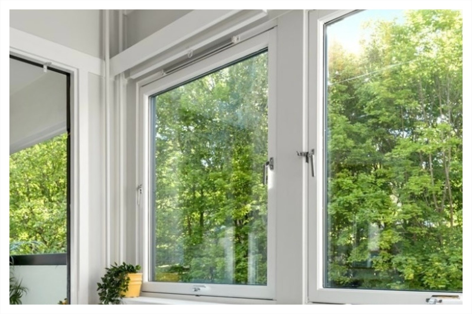 Kjempefin utsikt på våren/sommeren/høsten når alle trærne utenfor er grønne. Bilde tatt av selger. Galleribilde