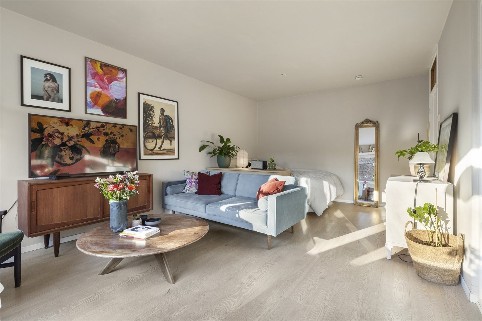 Leiligheten ble sparklet og malt vegger og tak i stue og gang i 2022. Galleribilde