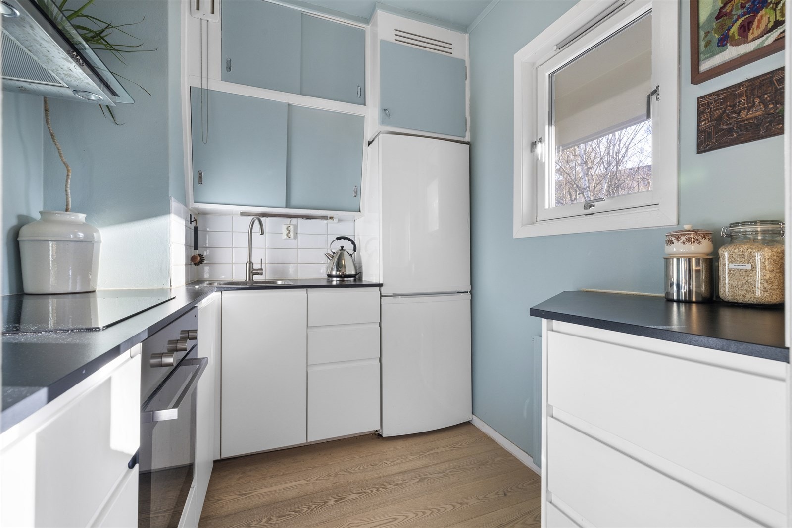 Integrerte hvitevarer: komfyr, induksjonstopp, smal oppvaskmaskin og vinskap. Dette medfølger salget. Galleribilde