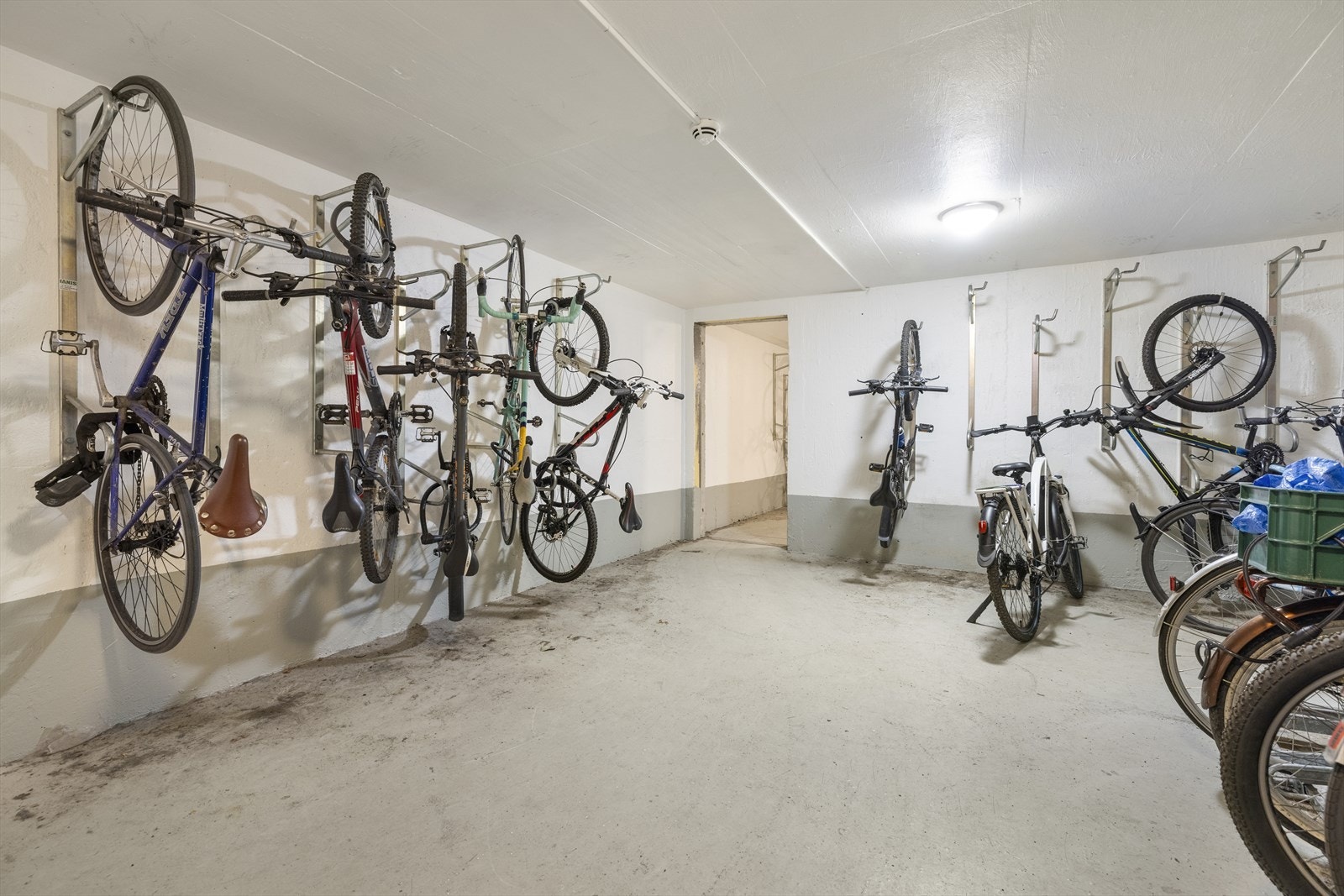 Sykkelparkering. Flere av rommene har de siste årene fått ett nytt strøk maling og nye sykkelstativ med vesentlig bedre kapasitet. Galleribilde