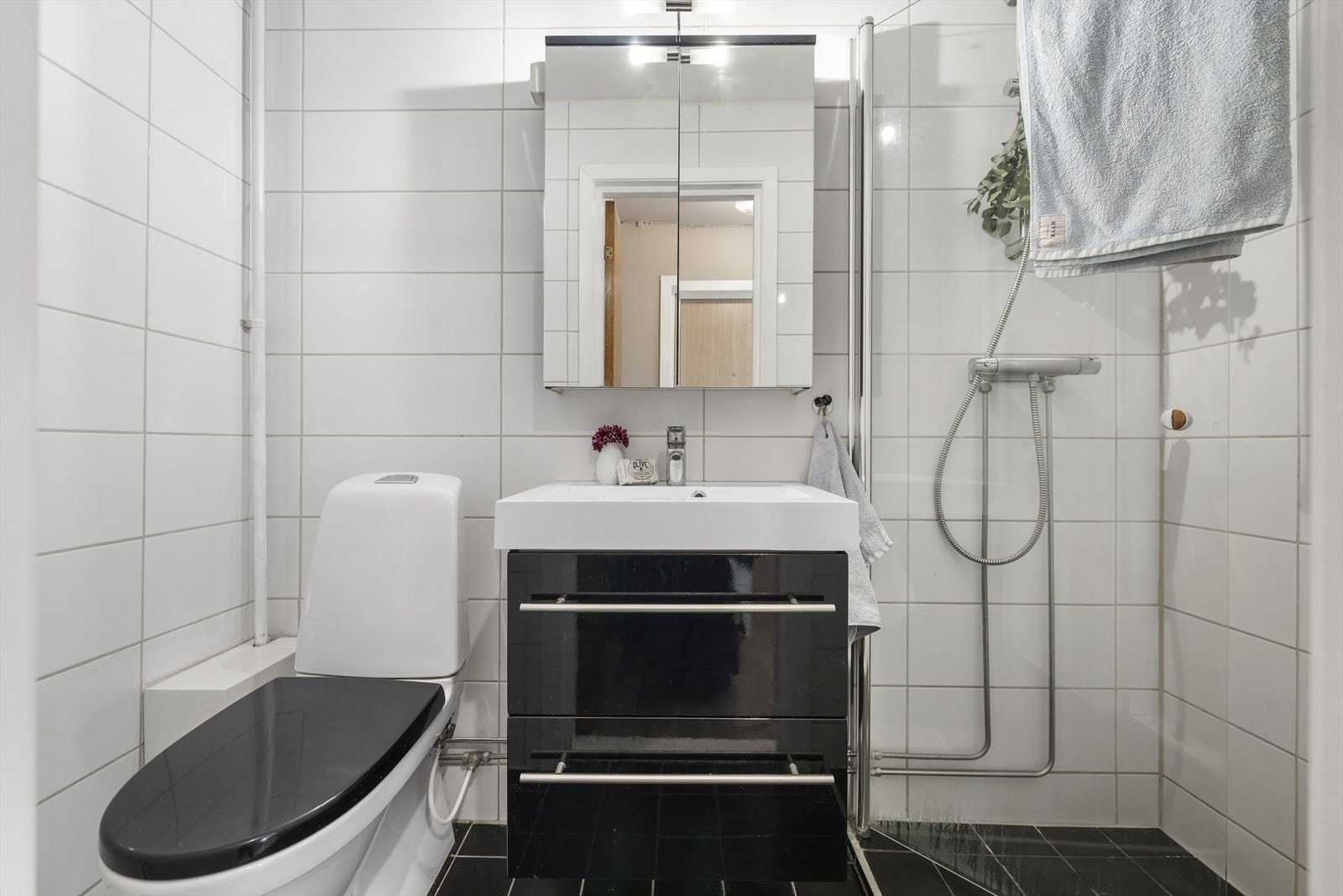 Fint flislagt bad fra 2016 med servant/skap, toalett, dusjnisje og speilskap m/lys. Galleribilde