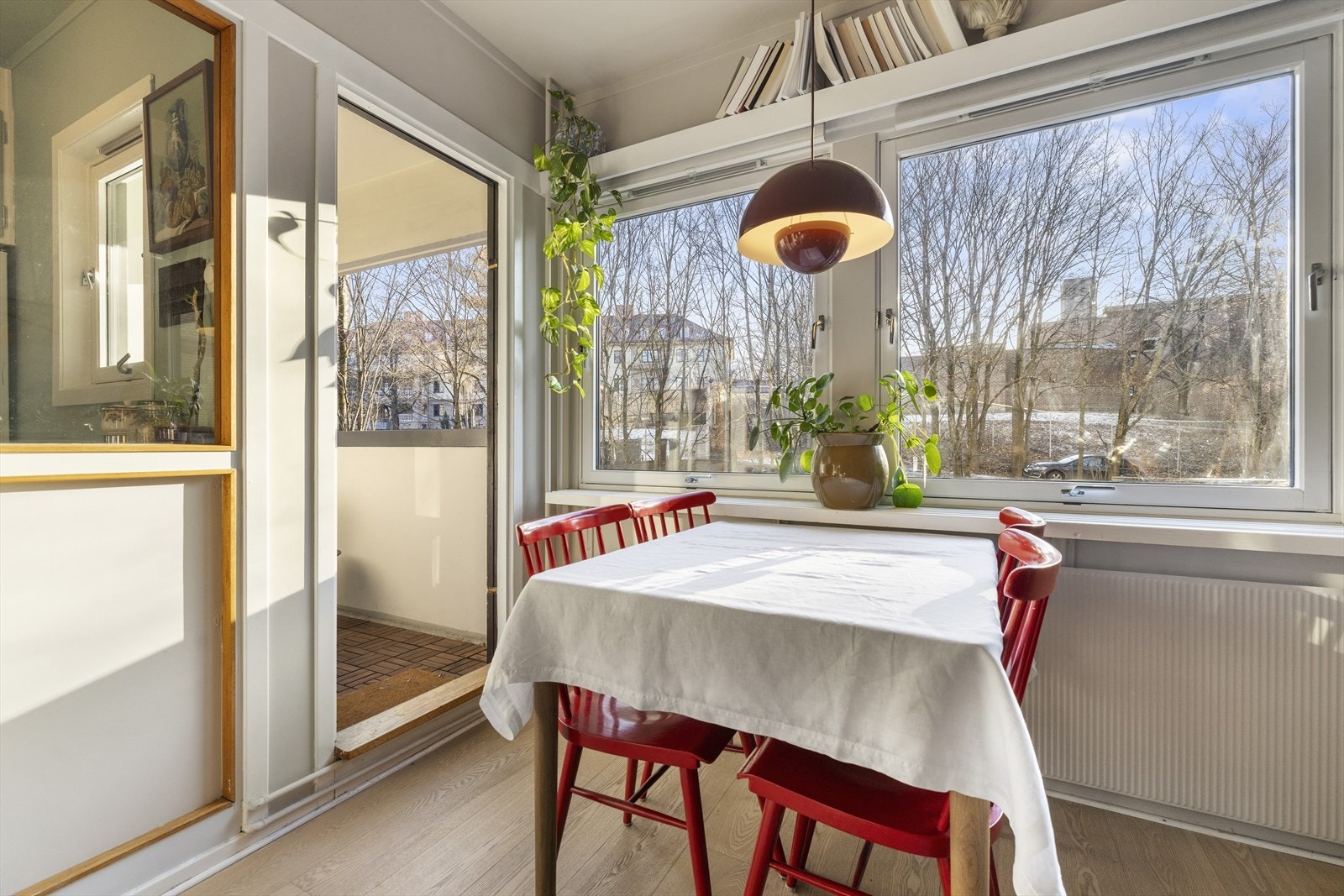 Boligen har store vindusflater som gir rikelig med naturlig lys, og den praktiske romløsningen gjør at leiligheten virker større. Galleribilde