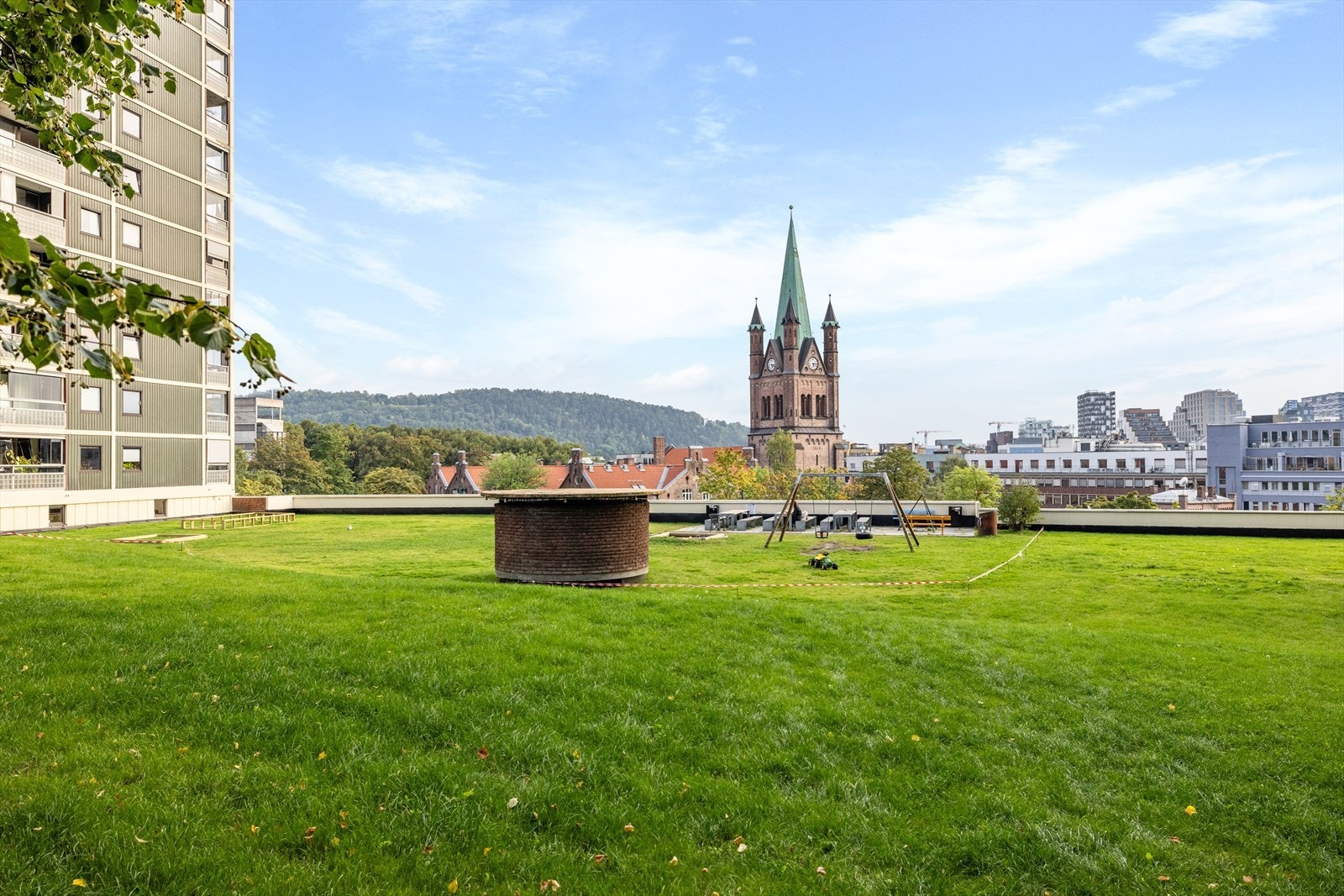 Flotte fellesarealer som er opparbeidet med plen, trær, prydbusker og diverse beplantning. Galleribilde