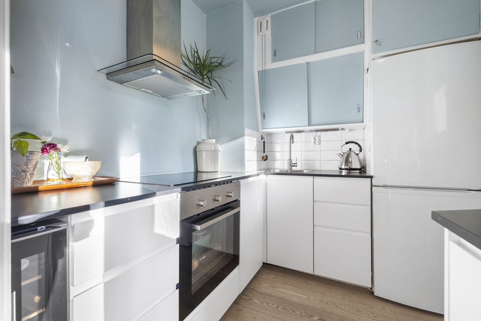 Kjøkken fra 2016 med integrerte hvitevarer samt originale sjarmerende overskap Galleribilde