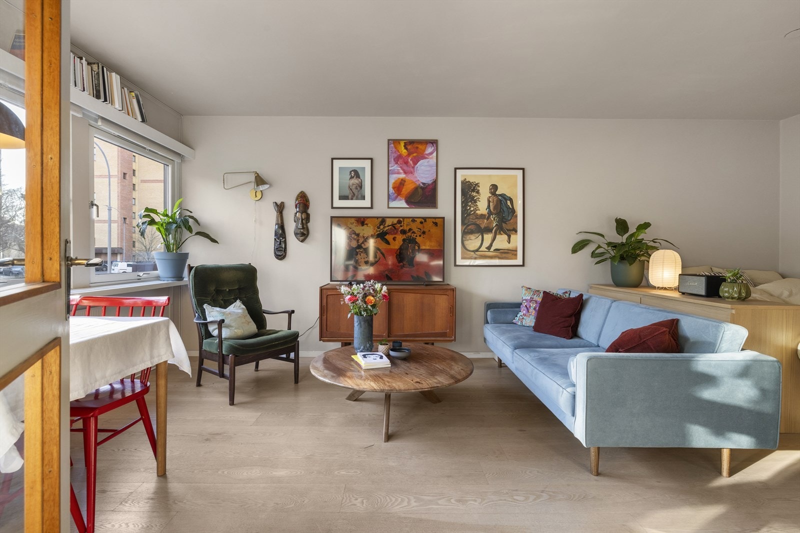 I stuen er det plass til sofagruppe med tilhørende møblement, samt spisebord. Galleribilde