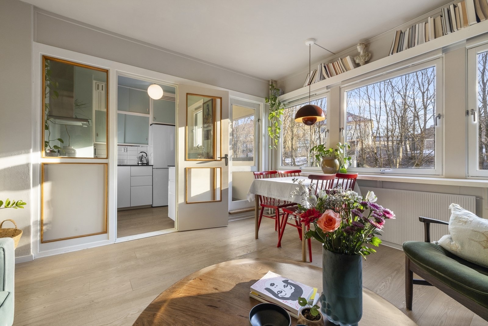 Leiligheten har en delvis åpen stue- og kjøkkenløsning med store vindusflater som gir en luftig og åpen romfølelse. Galleribilde