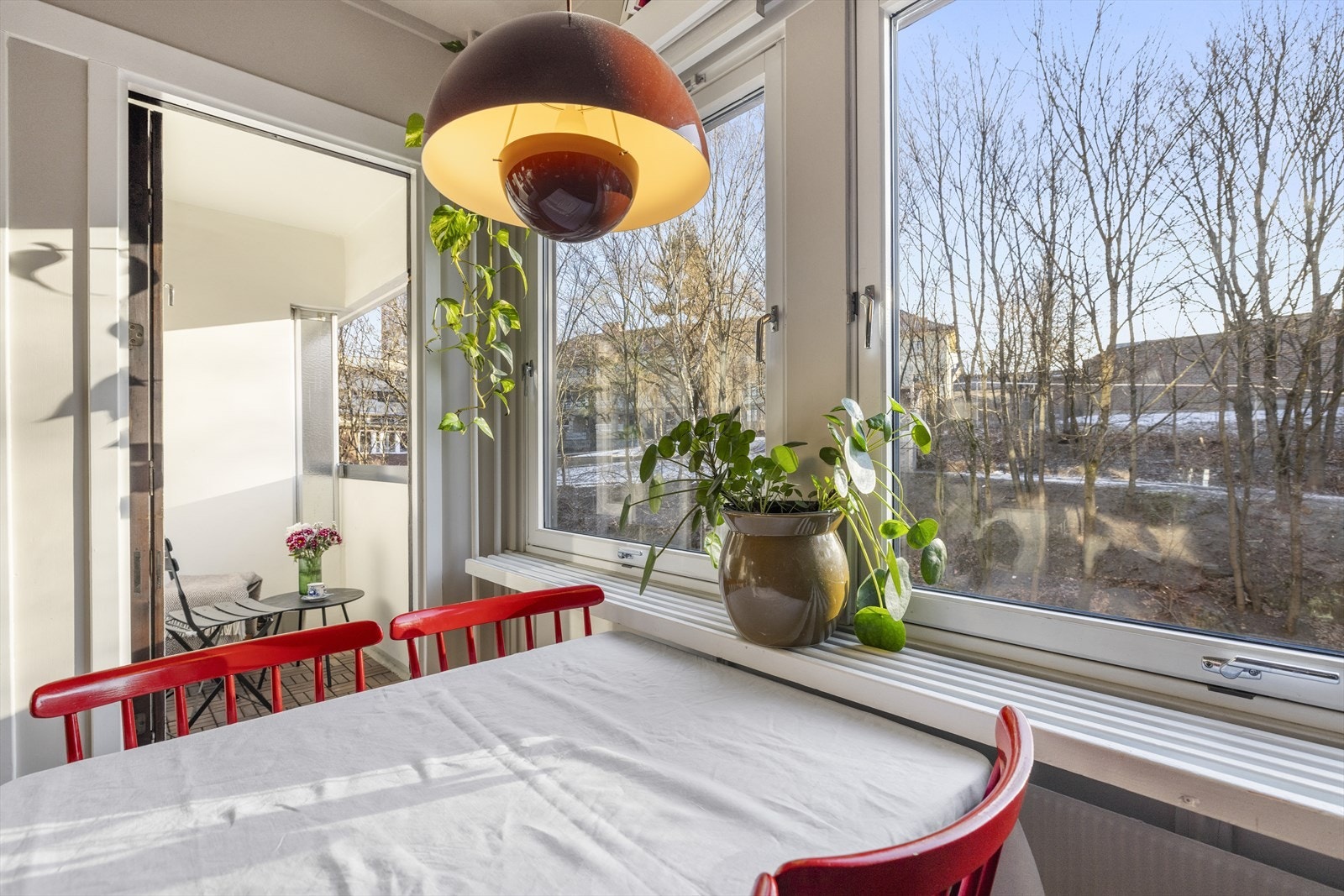 Det er utgang til en koselig sørøstvendt balkong balkong på 2,4 kvm fra stuen. Galleribilde