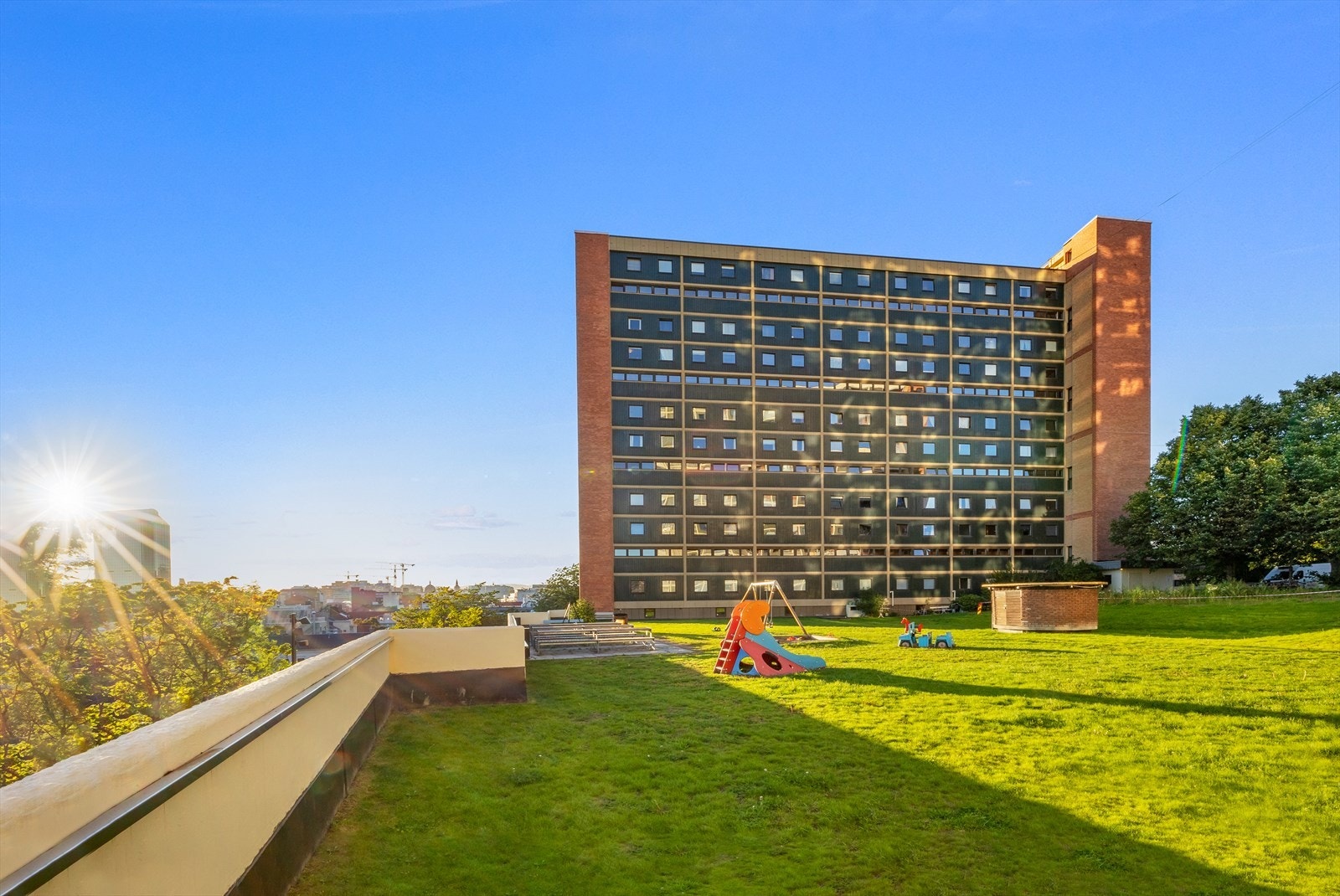 Borettslaget har 18 plasser ute og 180 garasjeplasser inne som leies ut etter søknad/venteliste Galleribilde