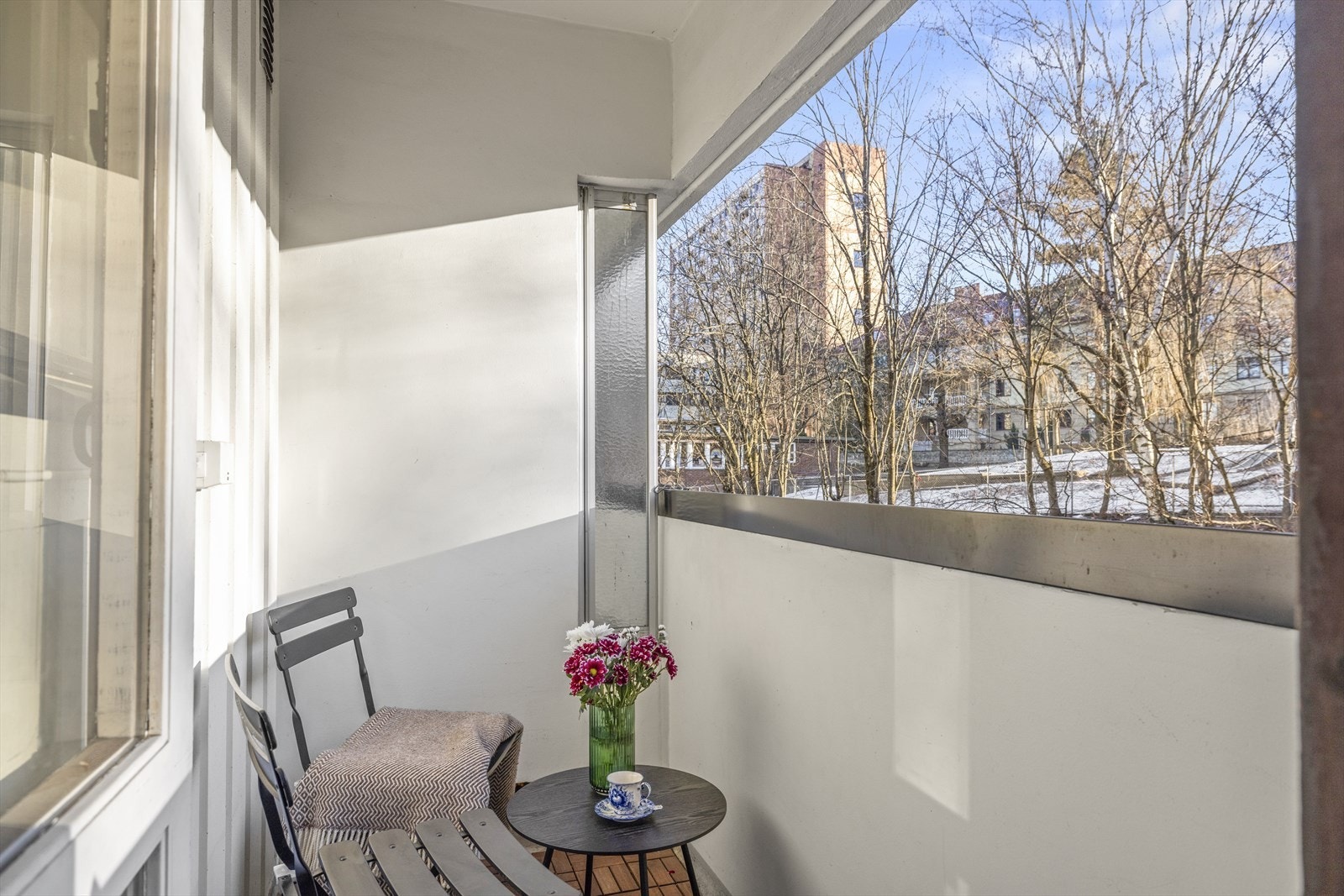 Fin plass til balkongmøbler og ifølge selger har man morgensol på sommeren, frem til ca. 13.30. Galleribilde