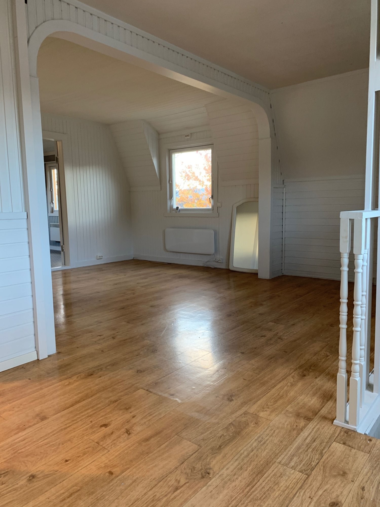 Stue 2 ett mot stuevindu. Galleribilde