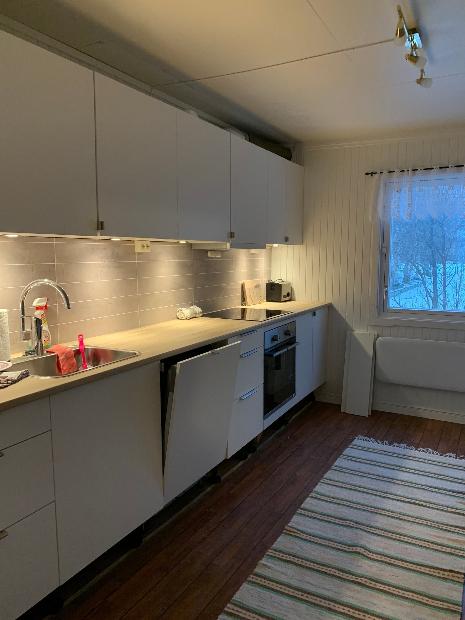 Kjøkken 1 egt. Innredning med oppvask, steke topp og steinovn satt opp i 2020. Galleribilde