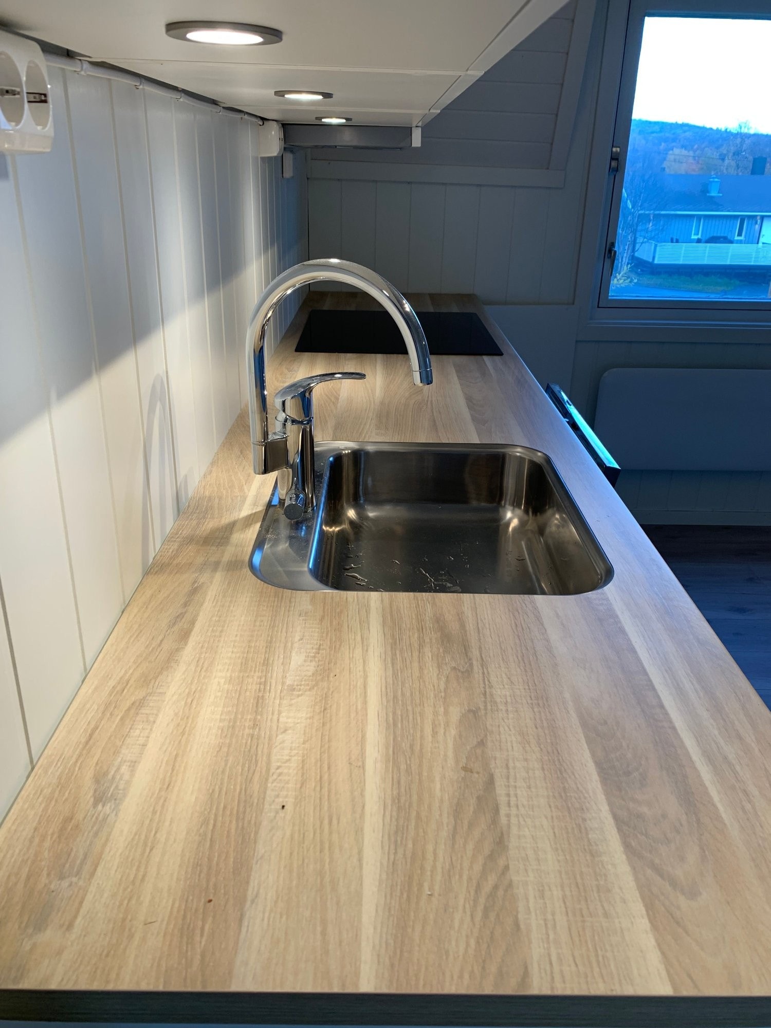 Kjøkkenbenk 2 ett. Kjøkkenet ble pusset opp i 2020, Ny innredning med steketopp, steinovn og oppvaskmaskin. Galleribilde