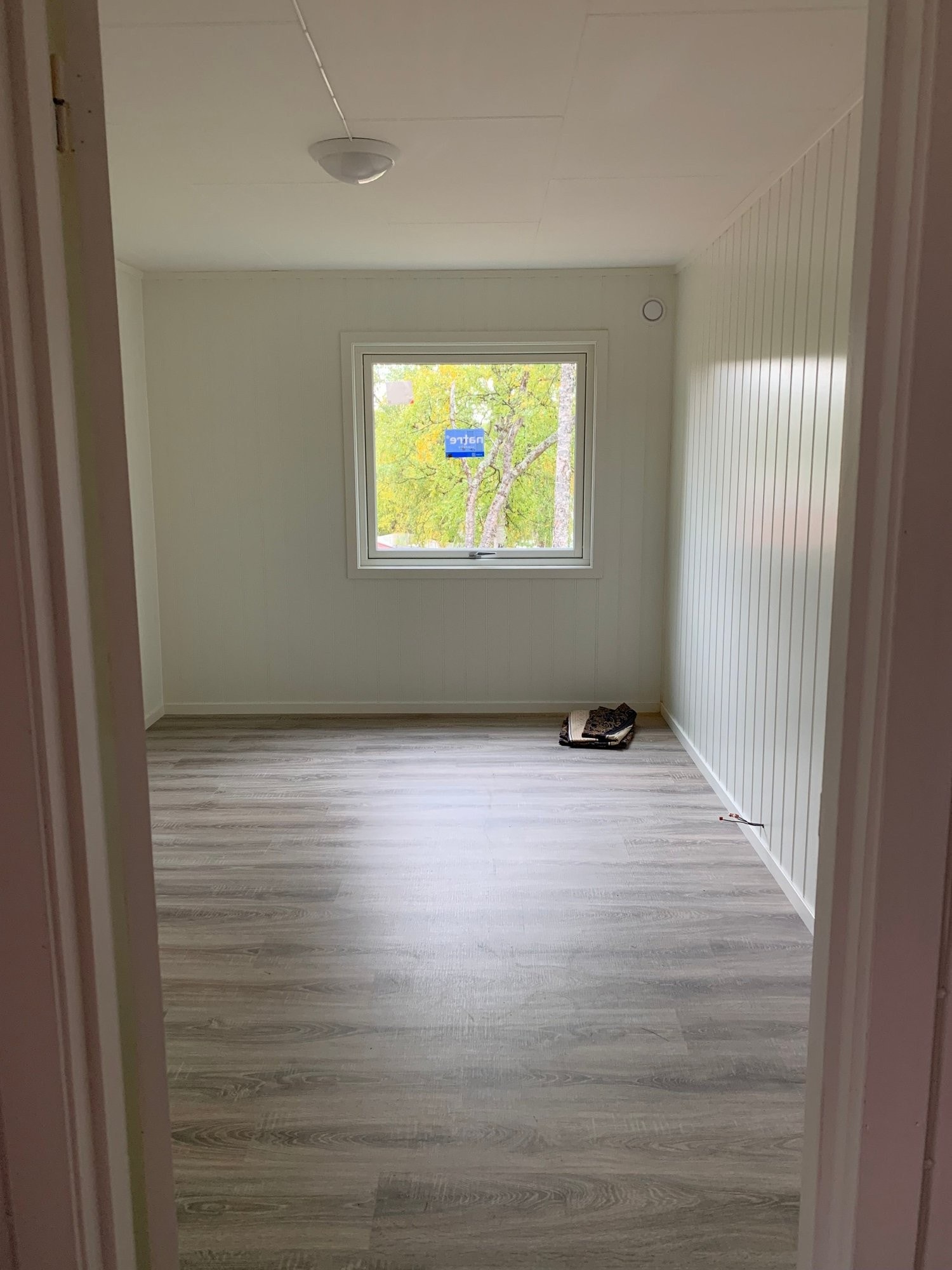 Soverom 1 etg. Pusset opp i 2021. Nytt gulv, nytt vindu og nye vegger. Galleribilde