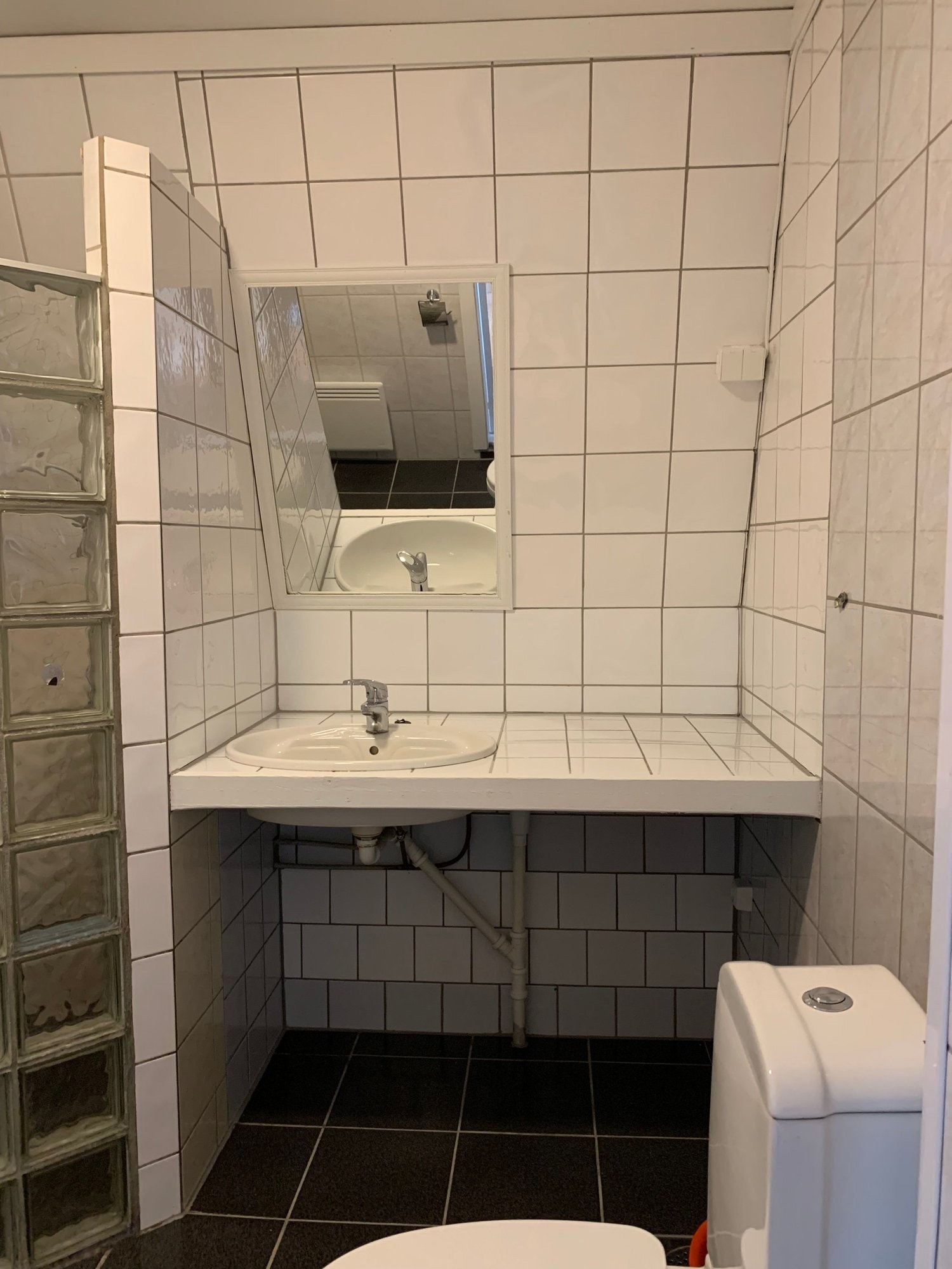 Bad 2 etg, stort og fint bad med fliser og durshjørne i glassbyggersten. Egen varmtvannstank 400ltr. Galleribilde