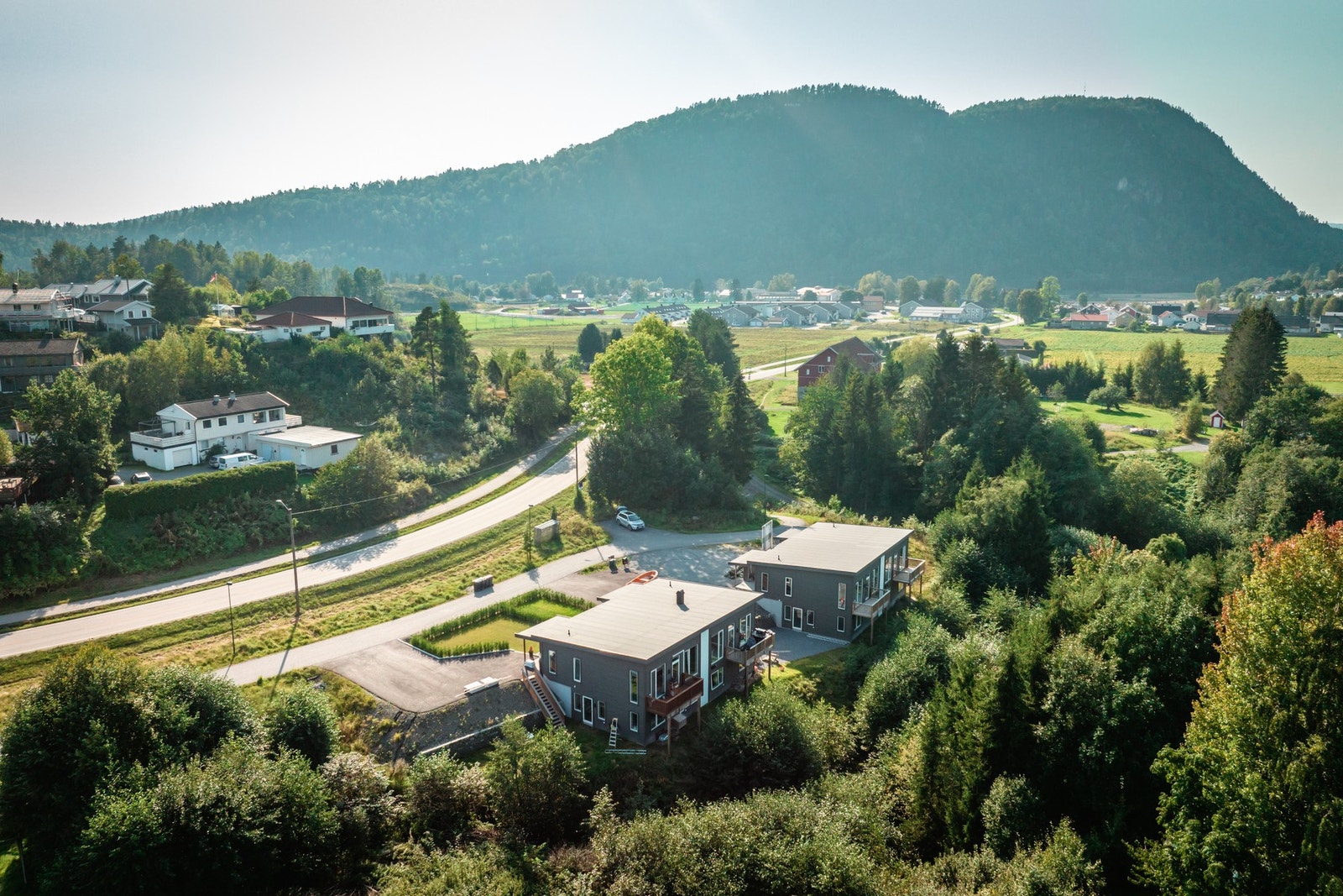 Eiendommen ligger et steinkast fra Kvelde Sentrum. Her finner man skole, butikk, turområder, idrettsanlegg m.m. Galleribilde