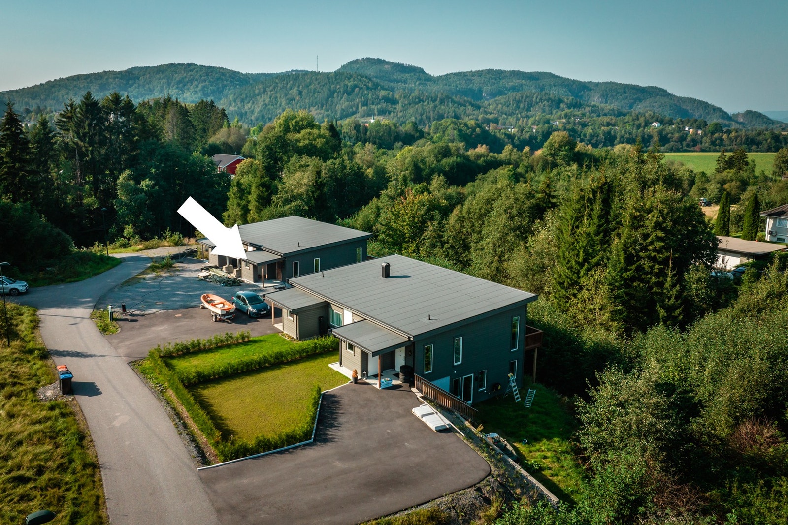 Nybygget tomannsbolig som er ferdigstilt i 2025. Innholdsrik bolig over 2 plan, med hage og gårdsplass. Galleribilde
