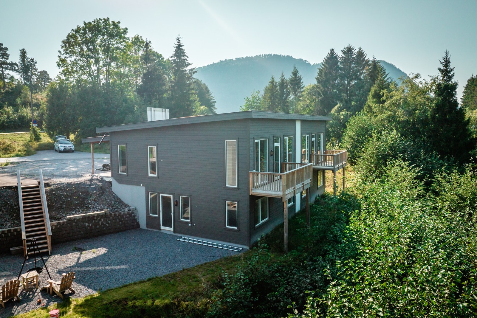 Boligen har uteplass på 3 sider og dekker mange soltimer om sommeren. Galleribilde