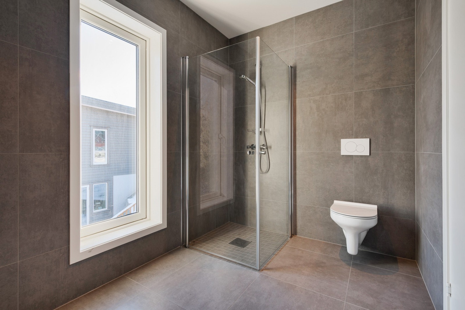 Flott bad med flis på vegg og gulv. Varmekabler. Galleribilde