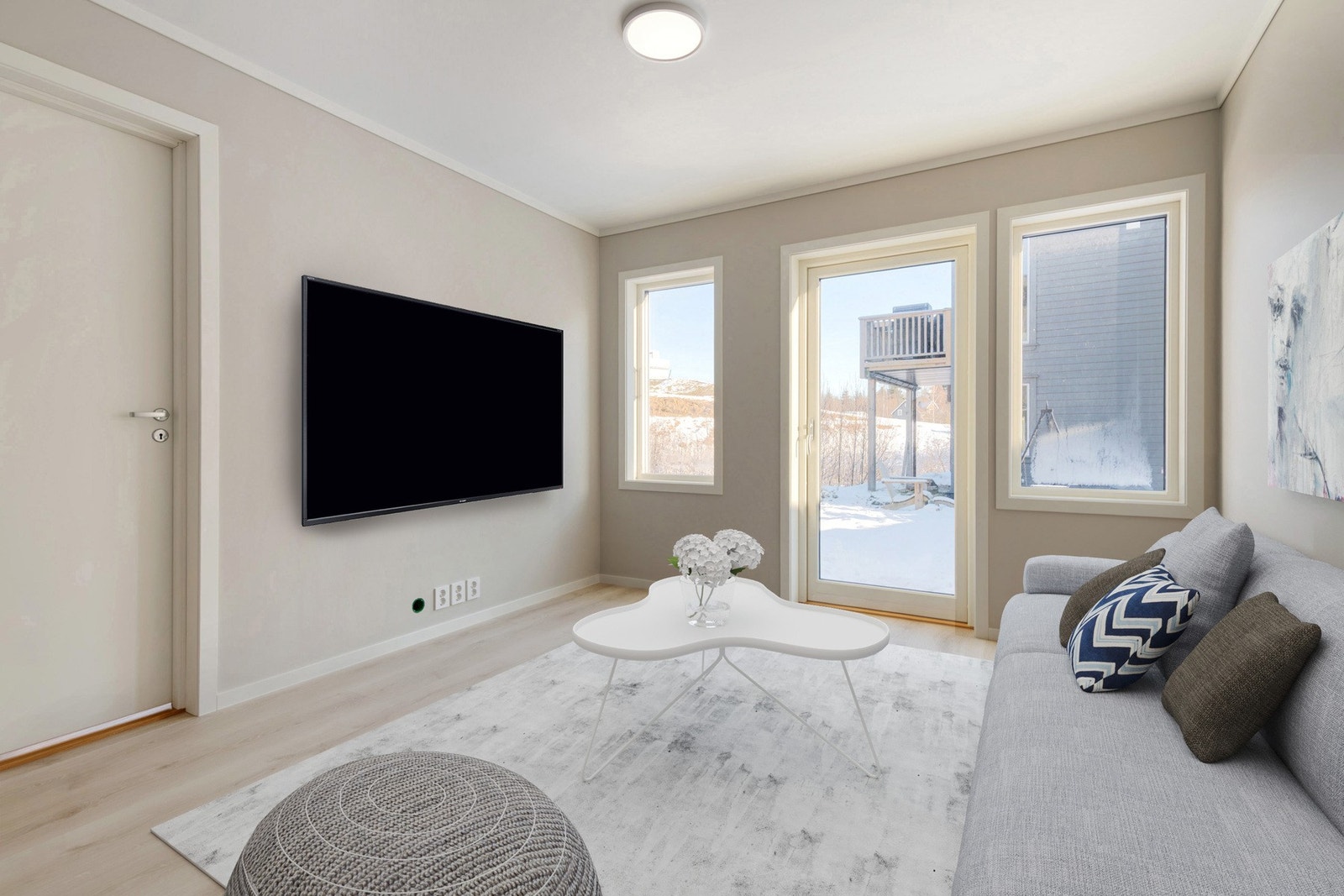 Det er veldig praktisk for store og små at man har en ekstra stue nede. Adgang til egen hage. Galleribilde