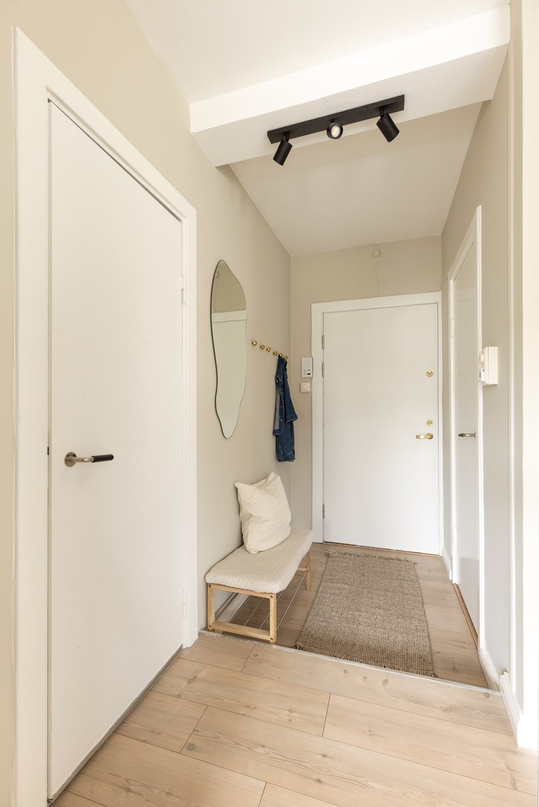 Velkommen inn, innbydende entre med dørcalling som gjør det enkelt å slippe inn gjester fra gateplan. Galleribilde