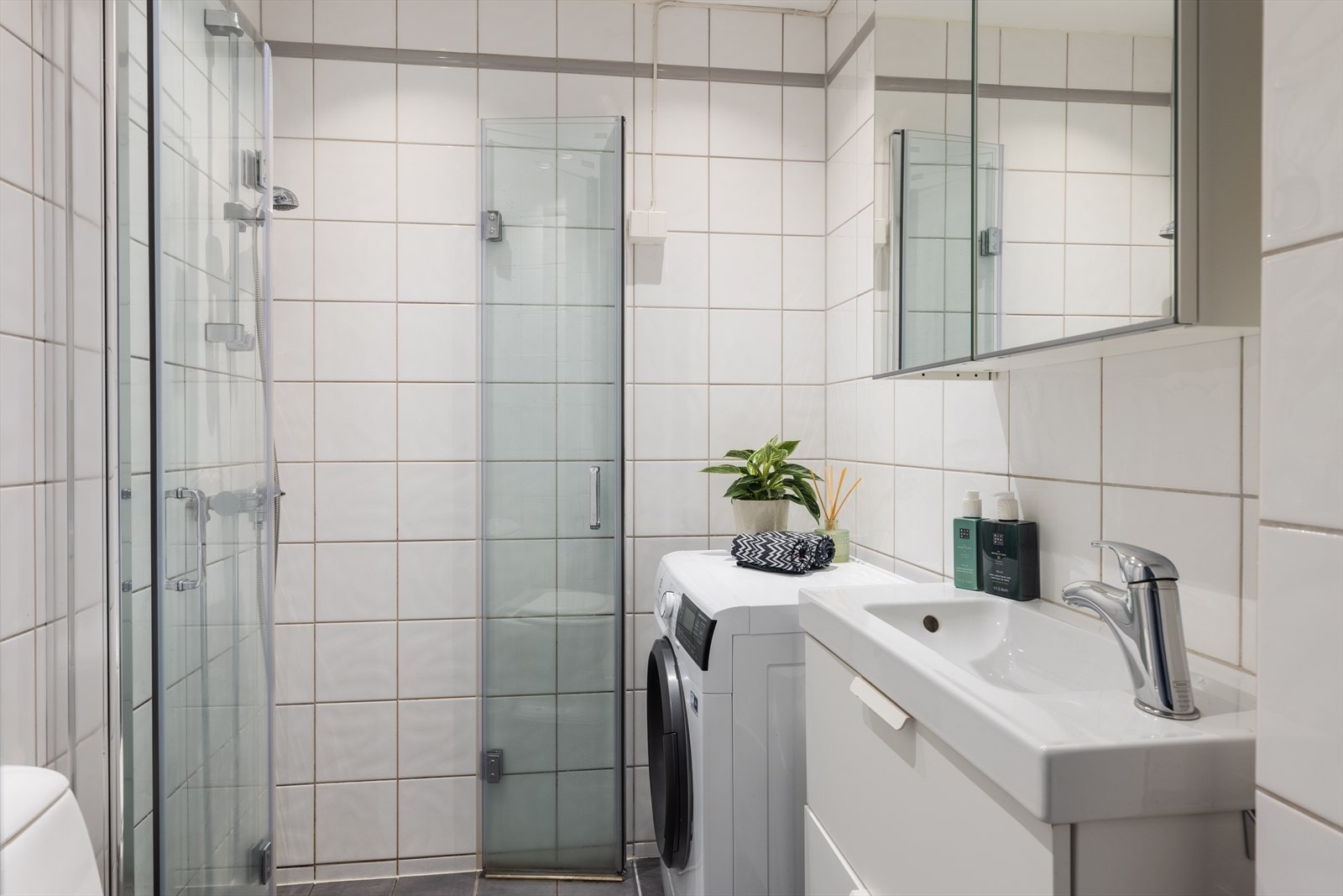 Flislagt baderom fra 2001 med elektriske varmekabler i gulv. Badet har praktisk oppbevaring i servant- og speilskap. Opplegg for vaskemaskin. Galleribilde