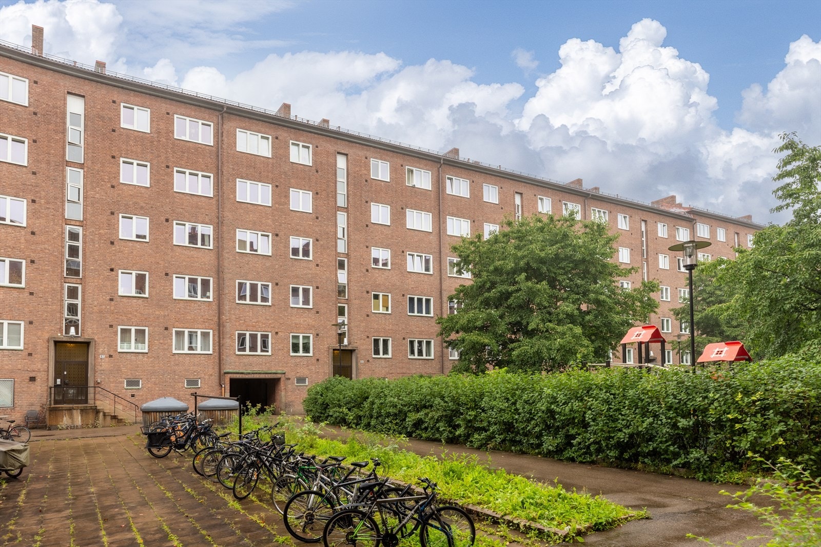 Tøyenhus borettslag er kjent for å være veldrevet med et godt bomiljø. Hyggelige uteområder med blant annet sykkelparkering som vist på bildet. Galleribilde