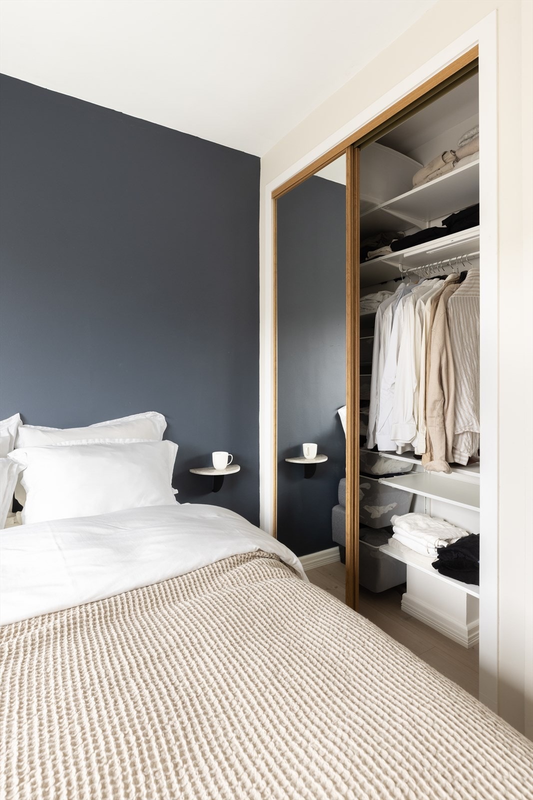 Klærne kan ryddes pent bort i det praktiske innebygde skapet med speilfronter. Galleribilde