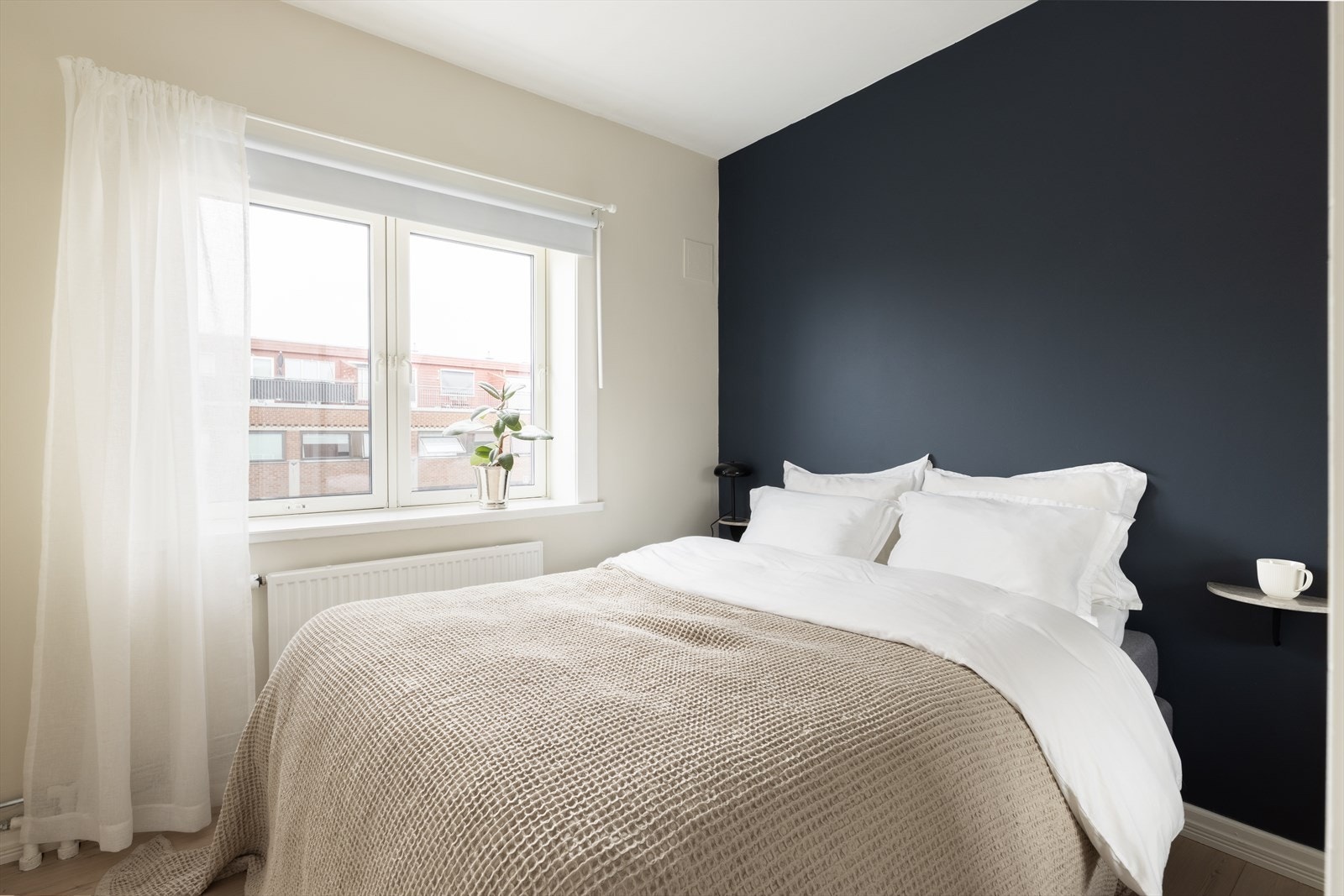 Svært romslig soverom med god plass til stor dobbeltseng og tilhørende nattbord på hver side. Galleribilde