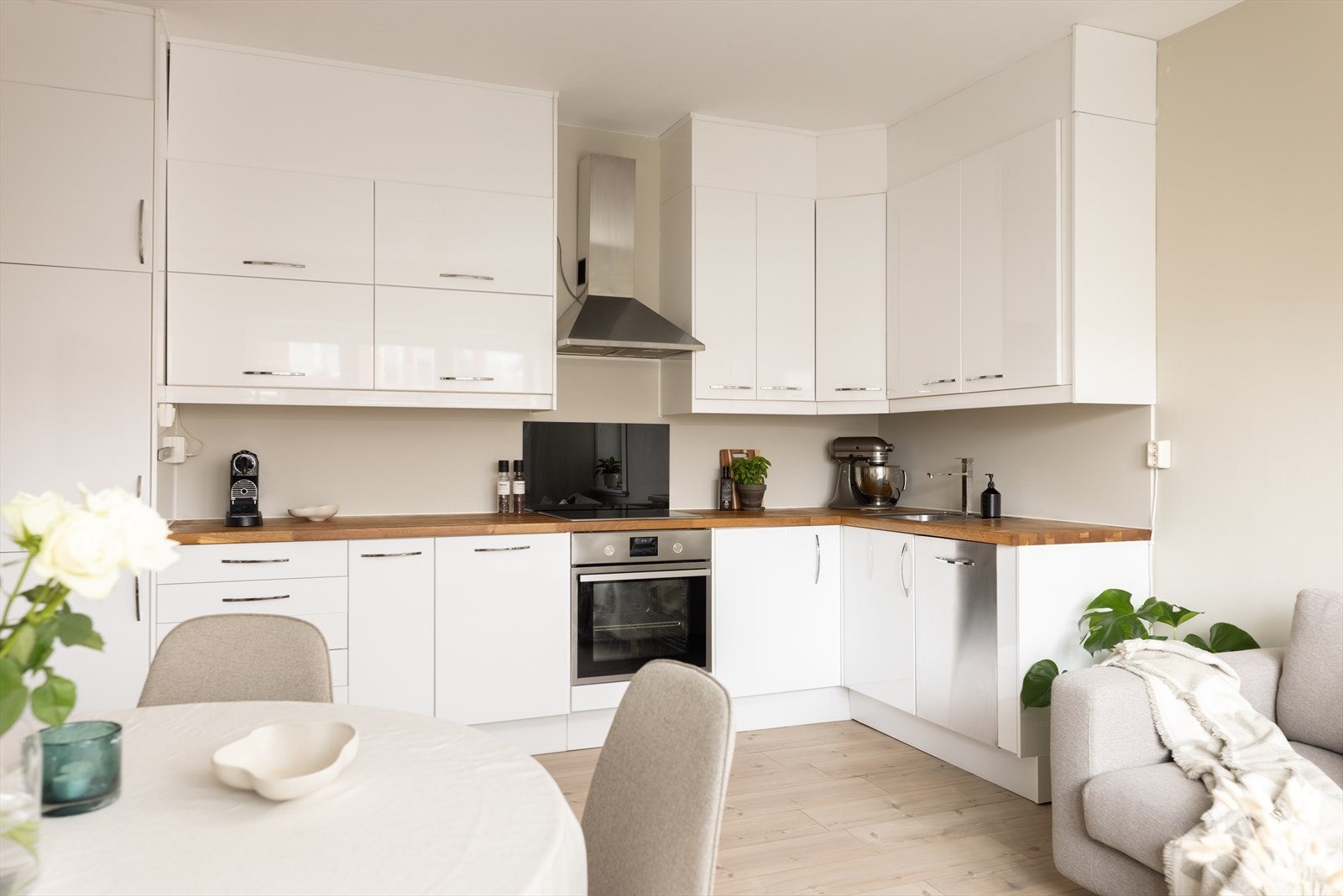 Kjøkken i åpen løsning mot stue bidrar til en sosial atmosfære, og åpner opp for flere møbleringsmuligheter. Svært god skap- og benkeplass. Galleribilde