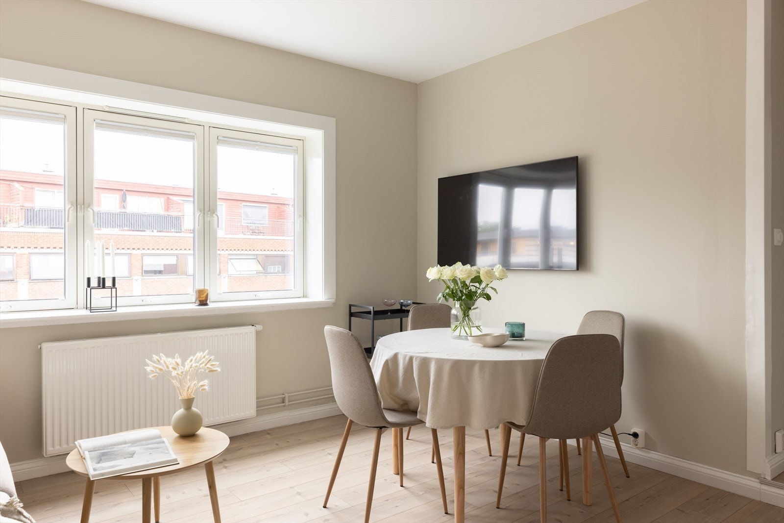 Det er lave månedlige felleskostnader med både fyring, varmtvann, kabel-TV og internett inkludert. Galleribilde