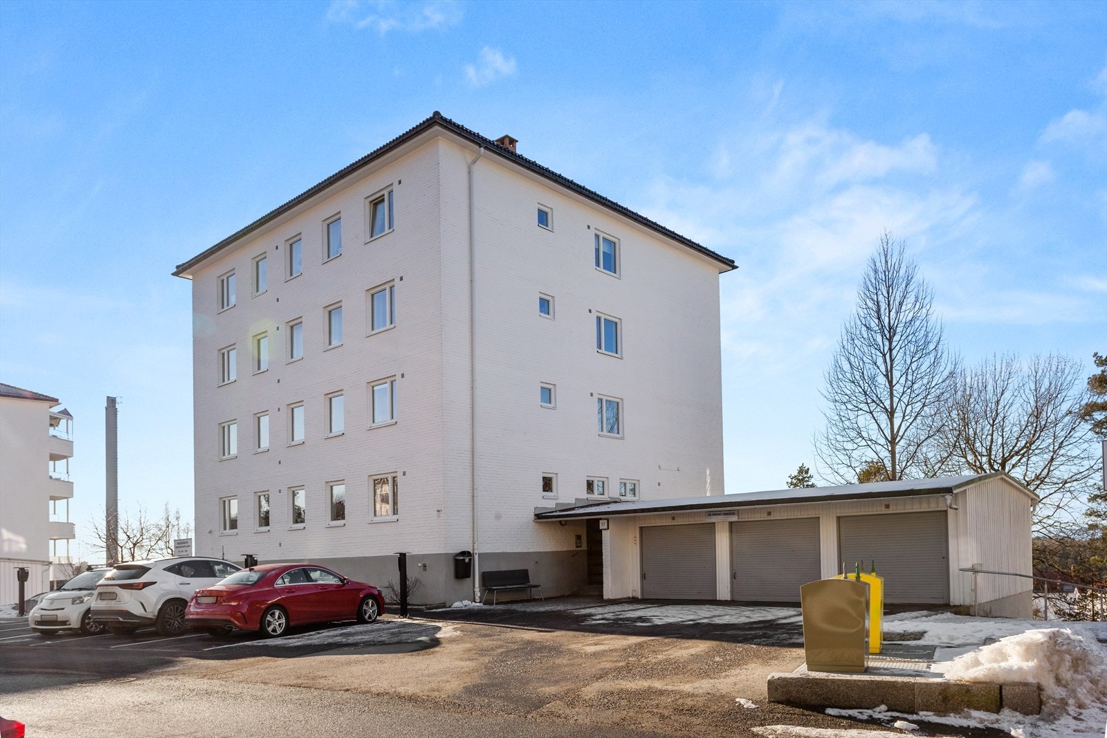 Borettslaget har 15 garasjeplasser som tildeles av styret etter venteliste. I tillegg er det totalt 224 parkeringsplasser, hvorav 82 har mulighet for å lade elbil. Parkeringsleie/administrasjonskostnader belastes etter gjeldende satser. Galleribilde