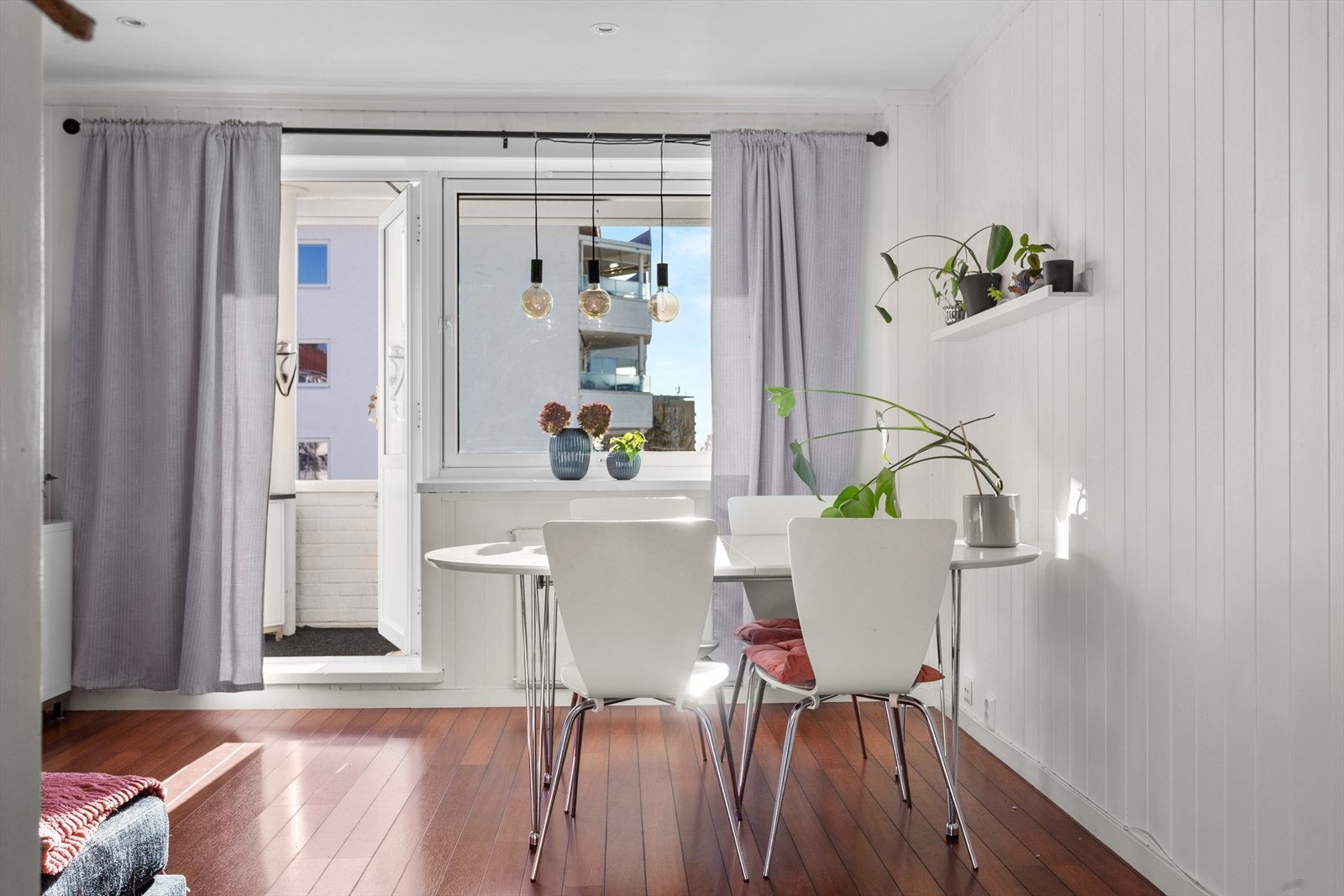 Lyse overflater i rommet bidrar også til en luftig romfølelse og et tidløst uttrykk. Galleribilde