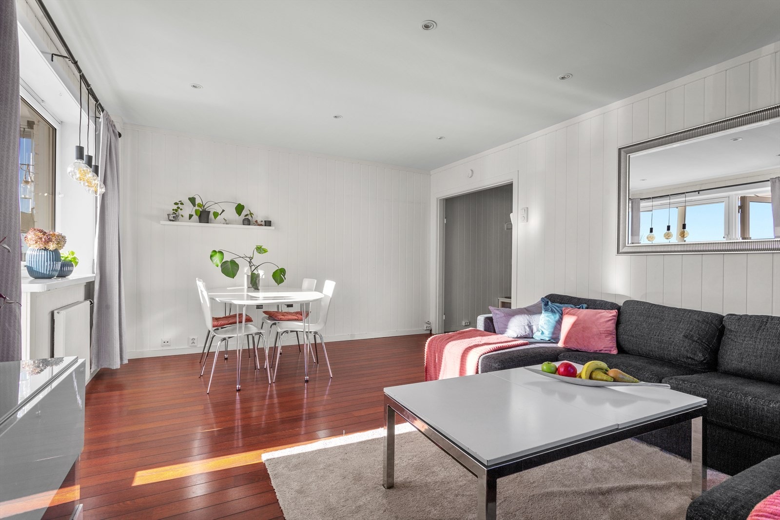 Videre fører entréen deg inn til hjertet av leiligheten - En luftig stue med spiseplass. Galleribilde