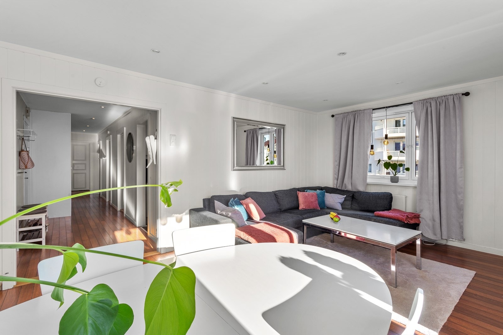 Stuen er designet for komfort og sosiale sammenkomster, med rikelig plass til både en sofagruppe og spisebord. Galleribilde