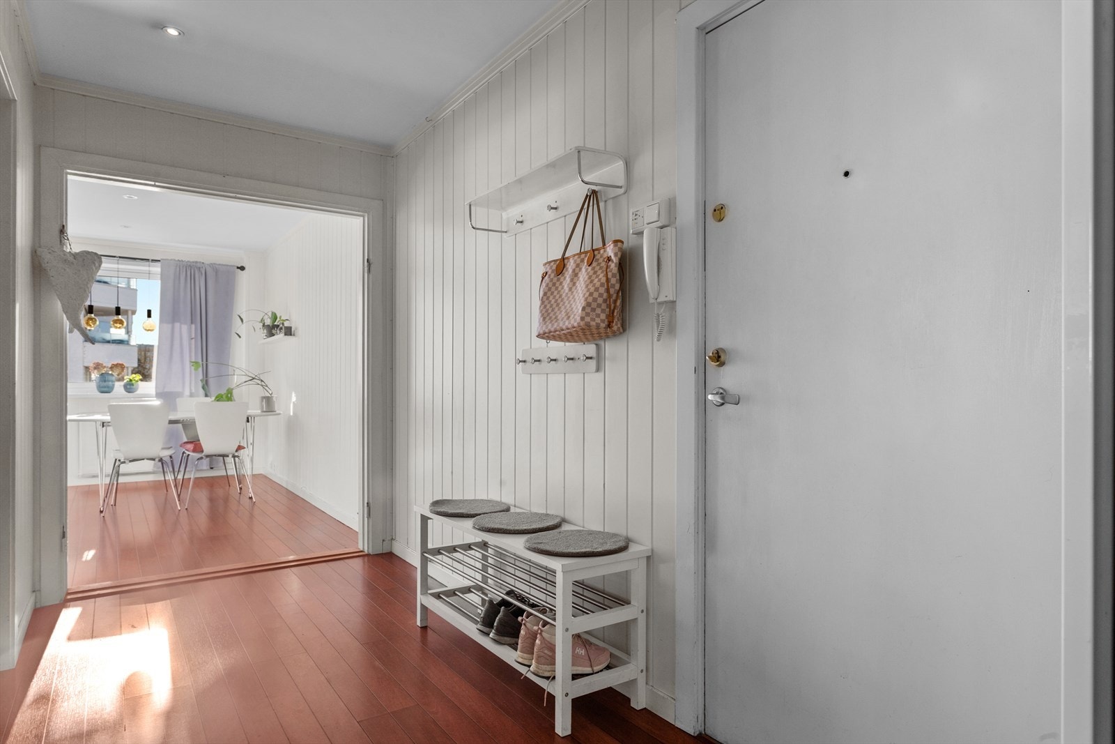 Leiligheten har adkomst via et felles inngangsparti og trapp opp til byggets 2. etasje. Galleribilde