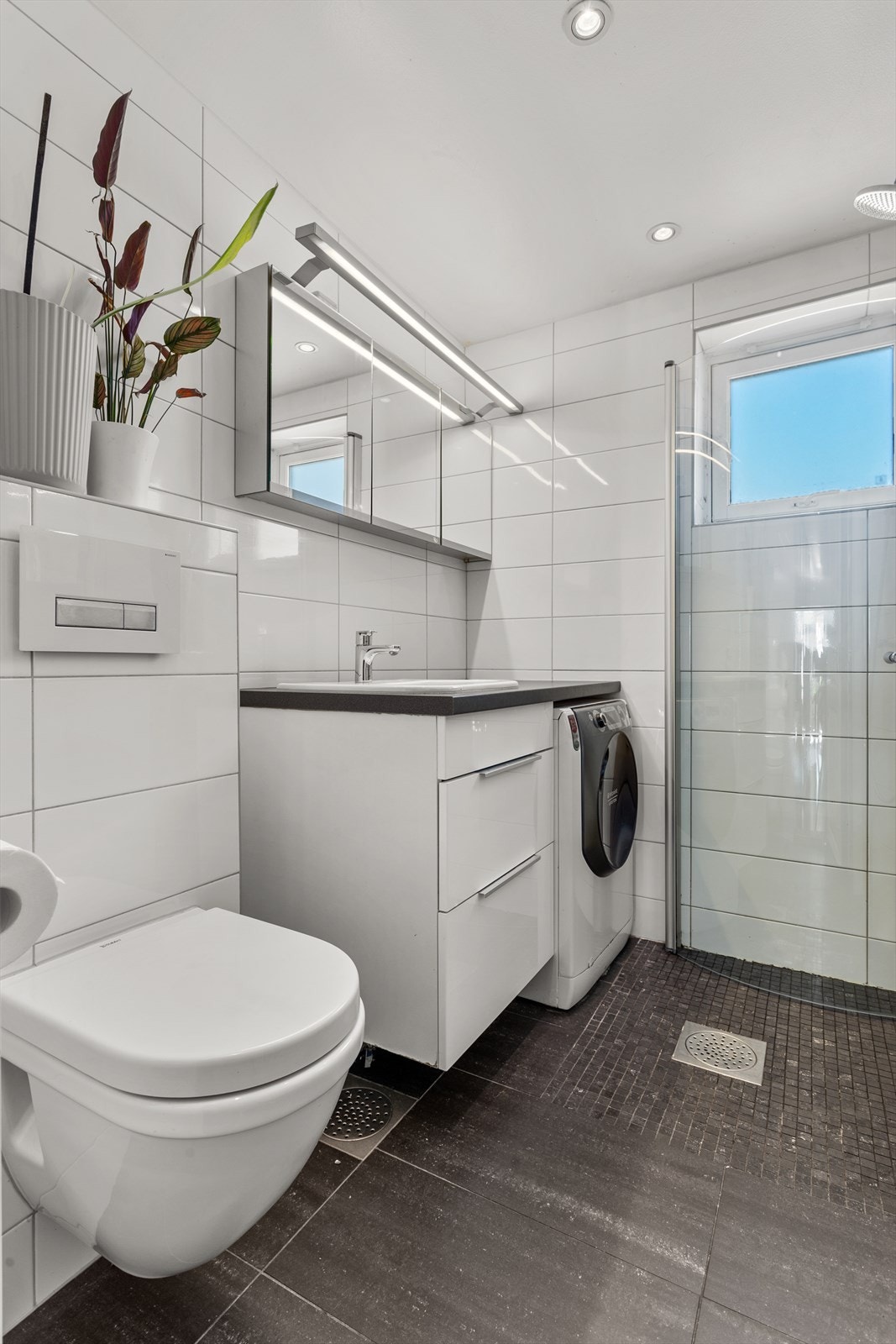 Badet er pusset opp i 2011, og har flislagte gulv og vegger. Galleribilde