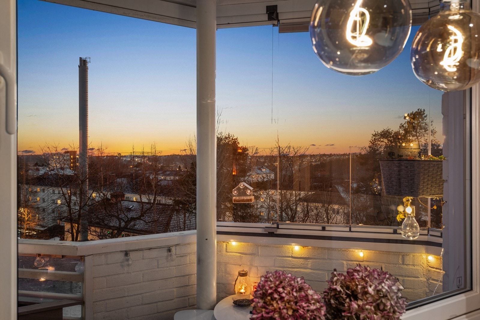 Utsyn fra spiseplass. Vinduer er satt inn nye i 2018, i regi av borettslaget. Galleribilde