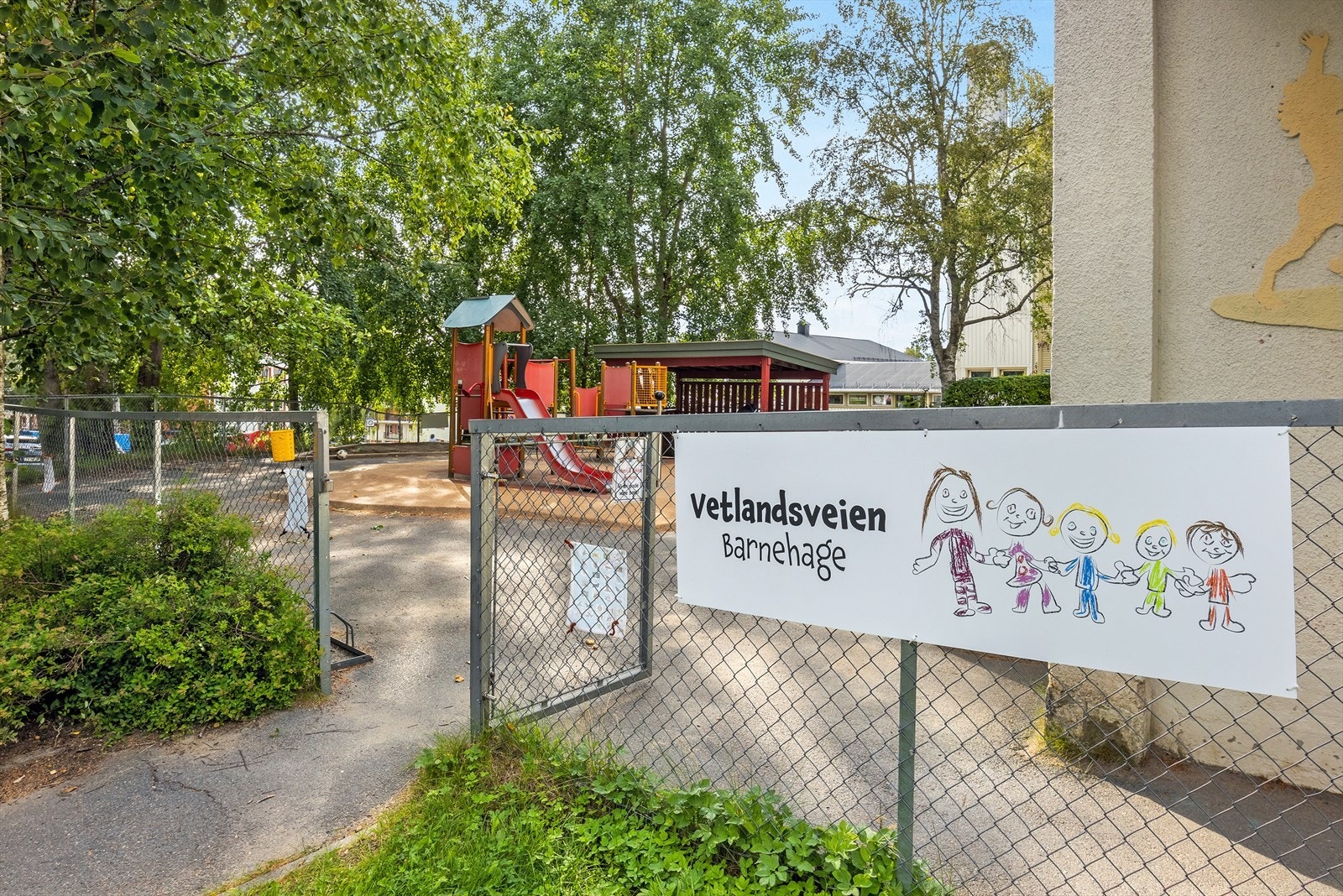 Vetlandsveien barnehage kun få minutter unna. I tillegg finnes det flere skoler av ulike trinn innen kort gangavstand fra boligen. Galleribilde