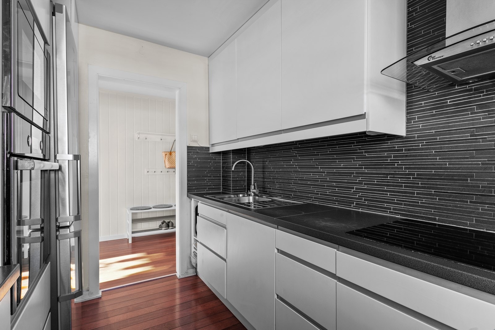 Kjøkkeninnredningen er fra 2011 og produsert av IKEA. Galleribilde