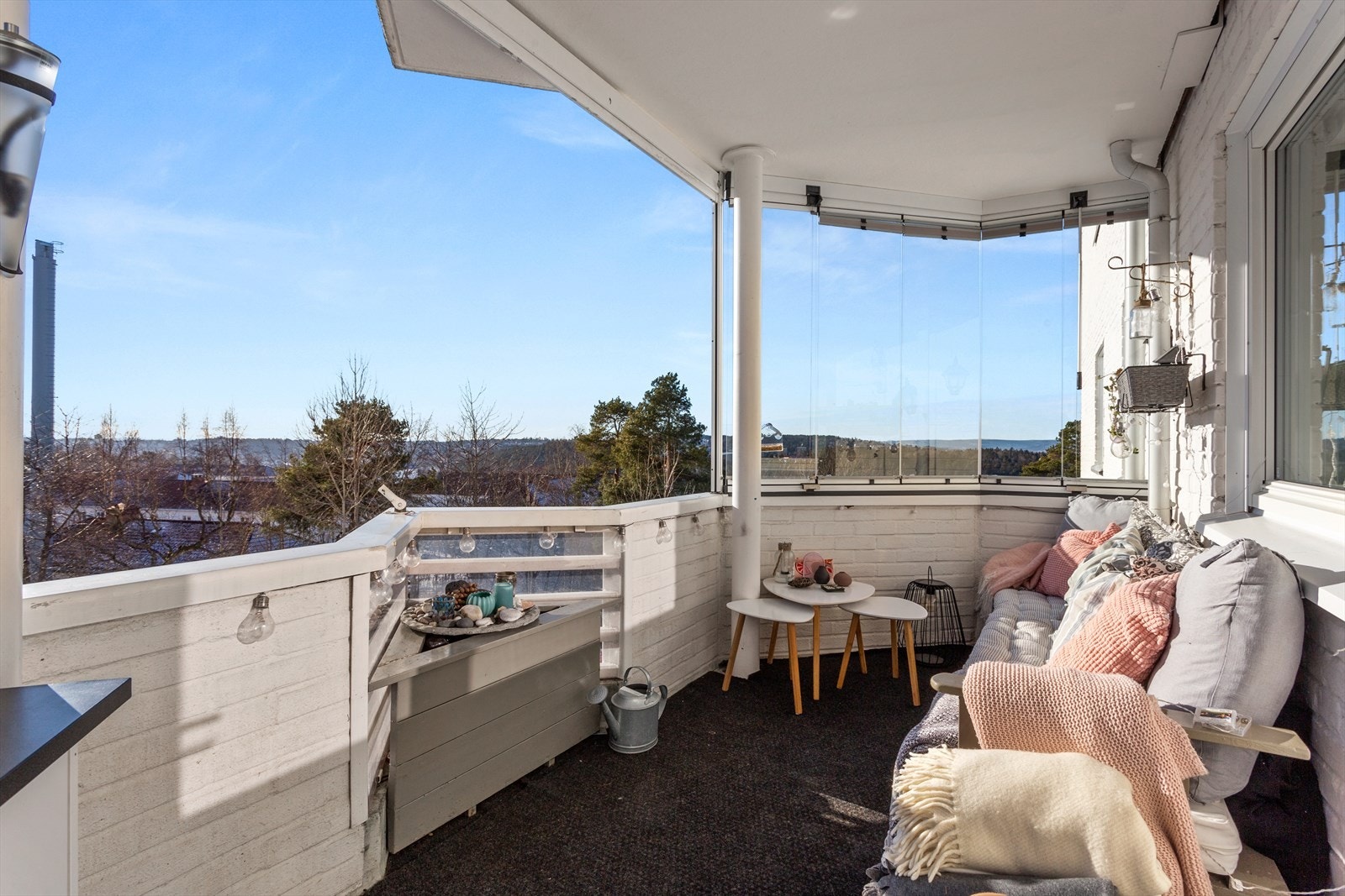 Delvis innglasset balkong på ca. 9 m2. Galleribilde