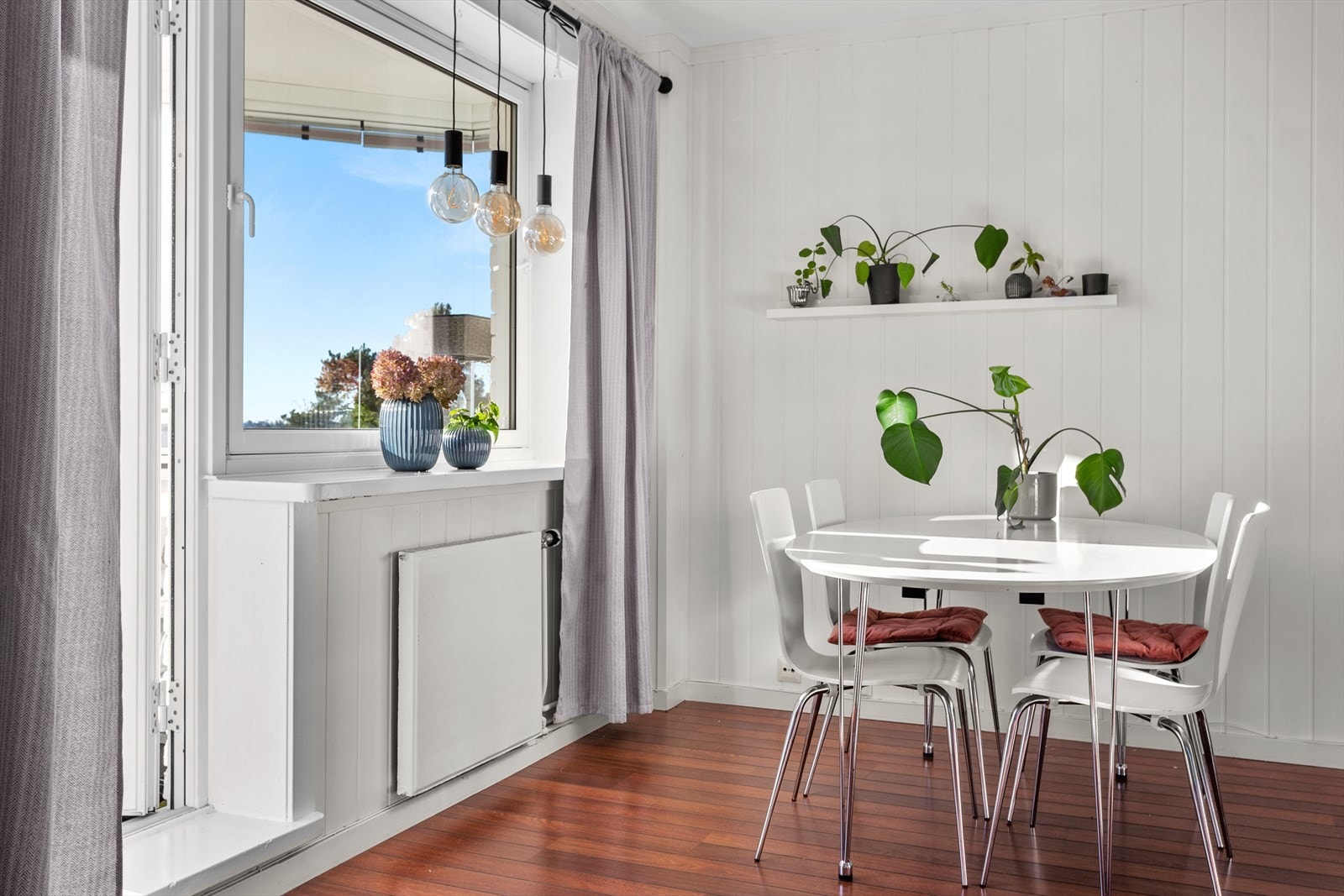 Oppvarming via radiatorer tilknyttet felles varmeanlegg. Galleribilde