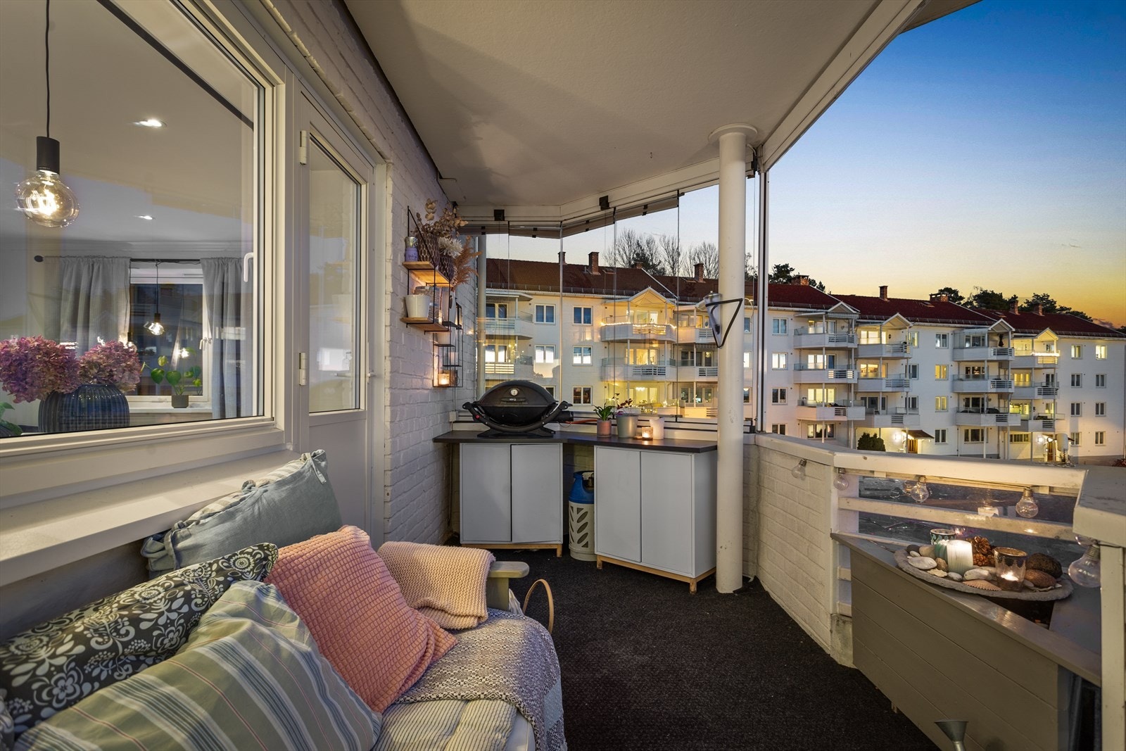 Plass til hagemøblement, samt elektrisk grill eller gassgrill. Galleribilde