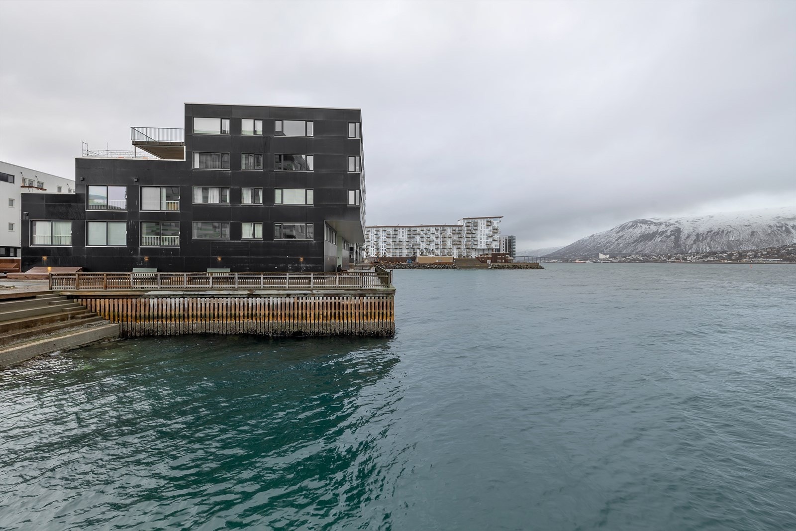 Borettslaget sett fra sør. Felles takterrasser sees i 4. - og 5. etasje. Galleribilde